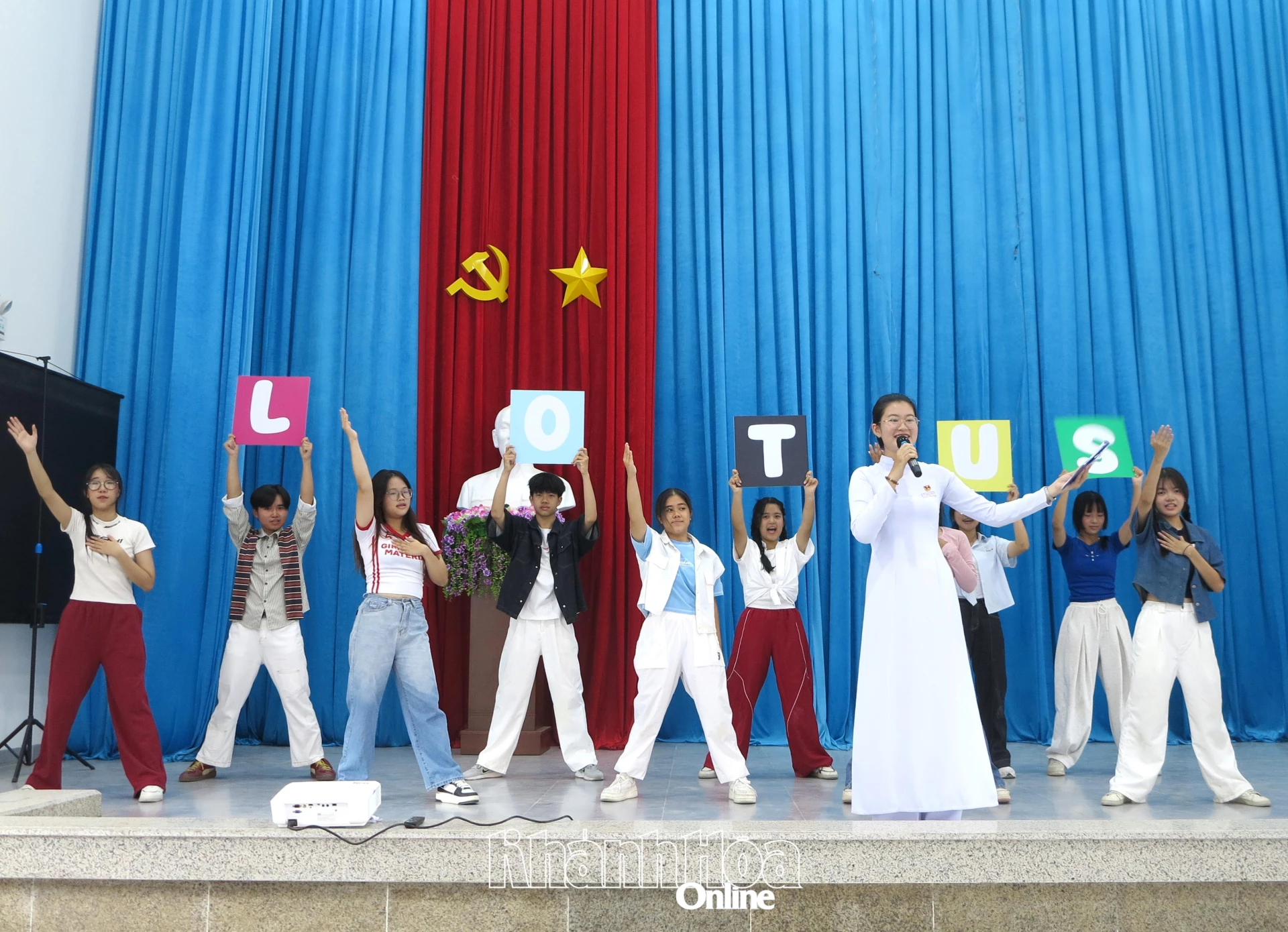 Tiết mục văn nghệ tại buổi ra mắt câu lạc bộ tiếng Anh. 