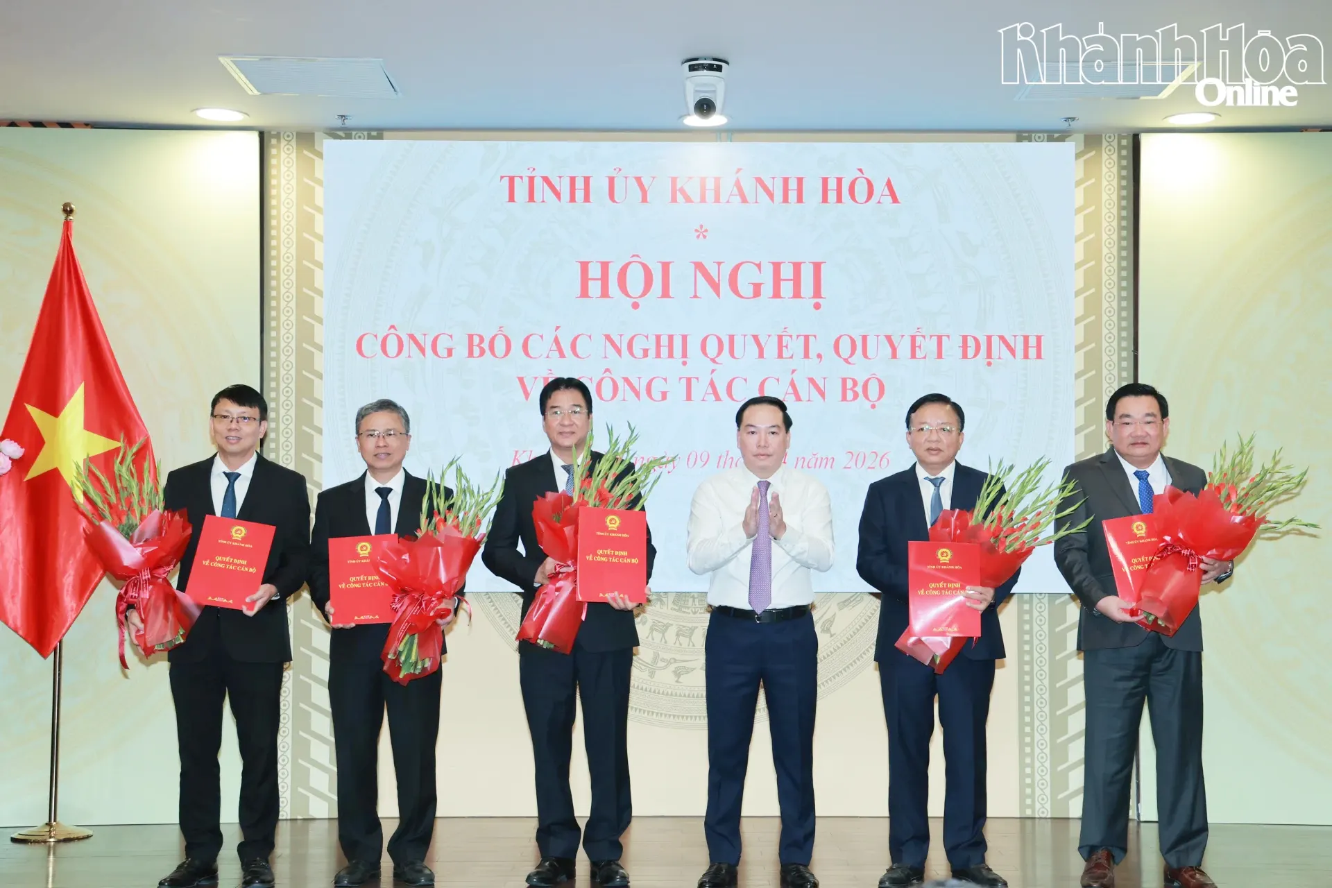 Phó Bí thư Thường trực Tỉnh ủy Hồ Xuân Trường trao quyết định cho các đồng chí Phó Chủ tịch UBND tỉnh.