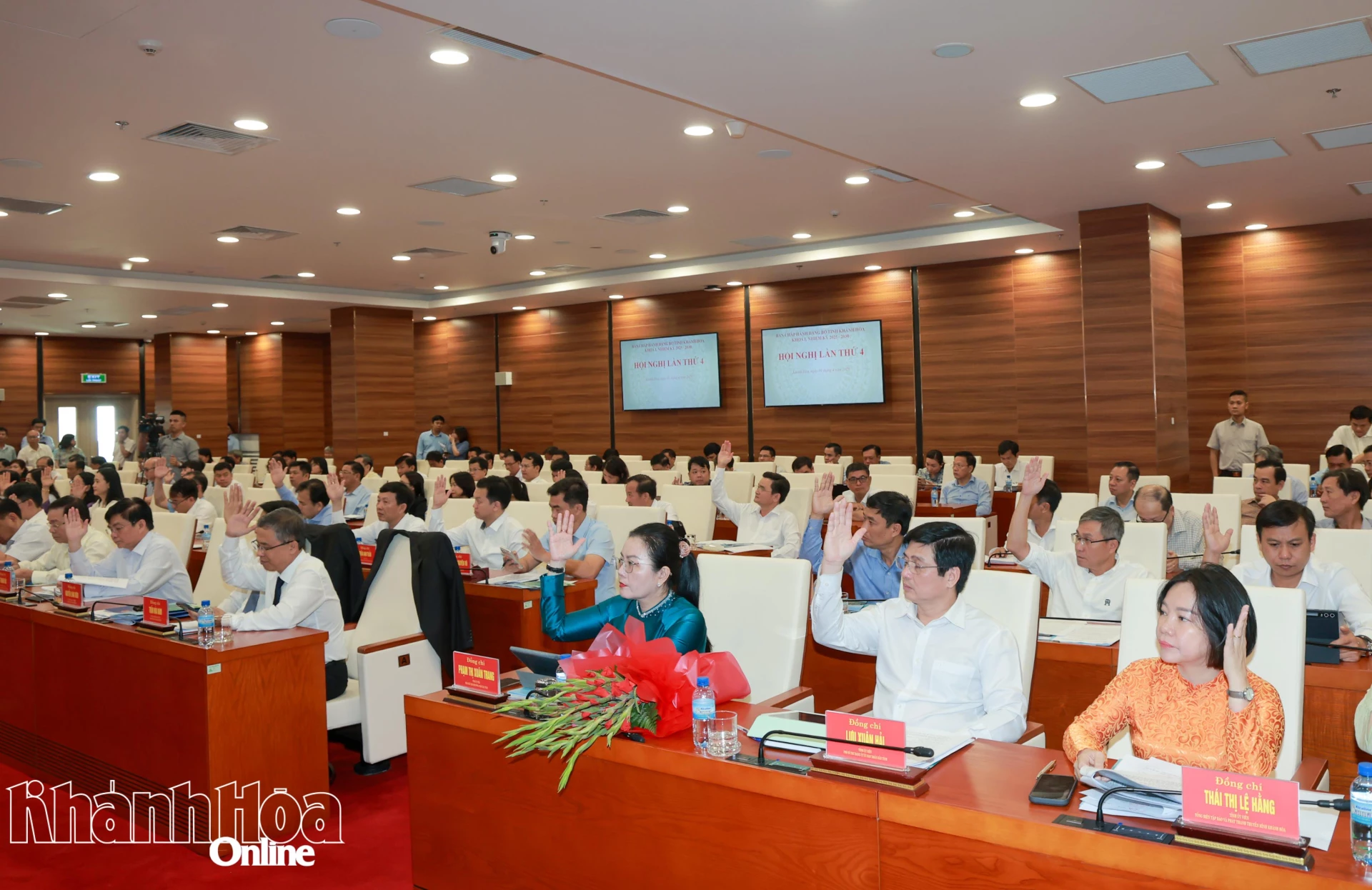 Các đồng chí Tỉnh ủy viên biểu quyết thông qua chương trình hội nghị