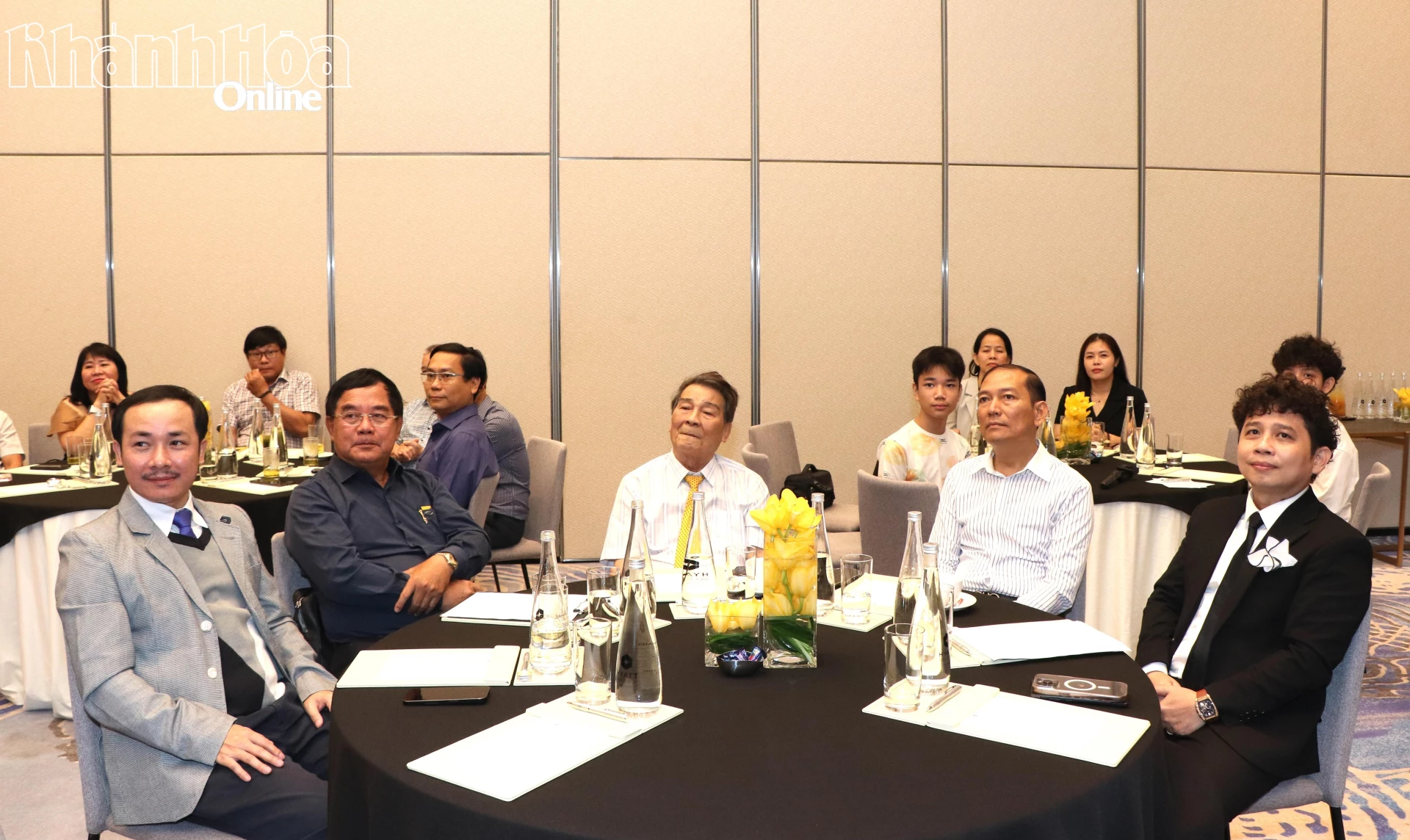 Các đại biểu, khách mời tham dự lễ ra mắt sách.