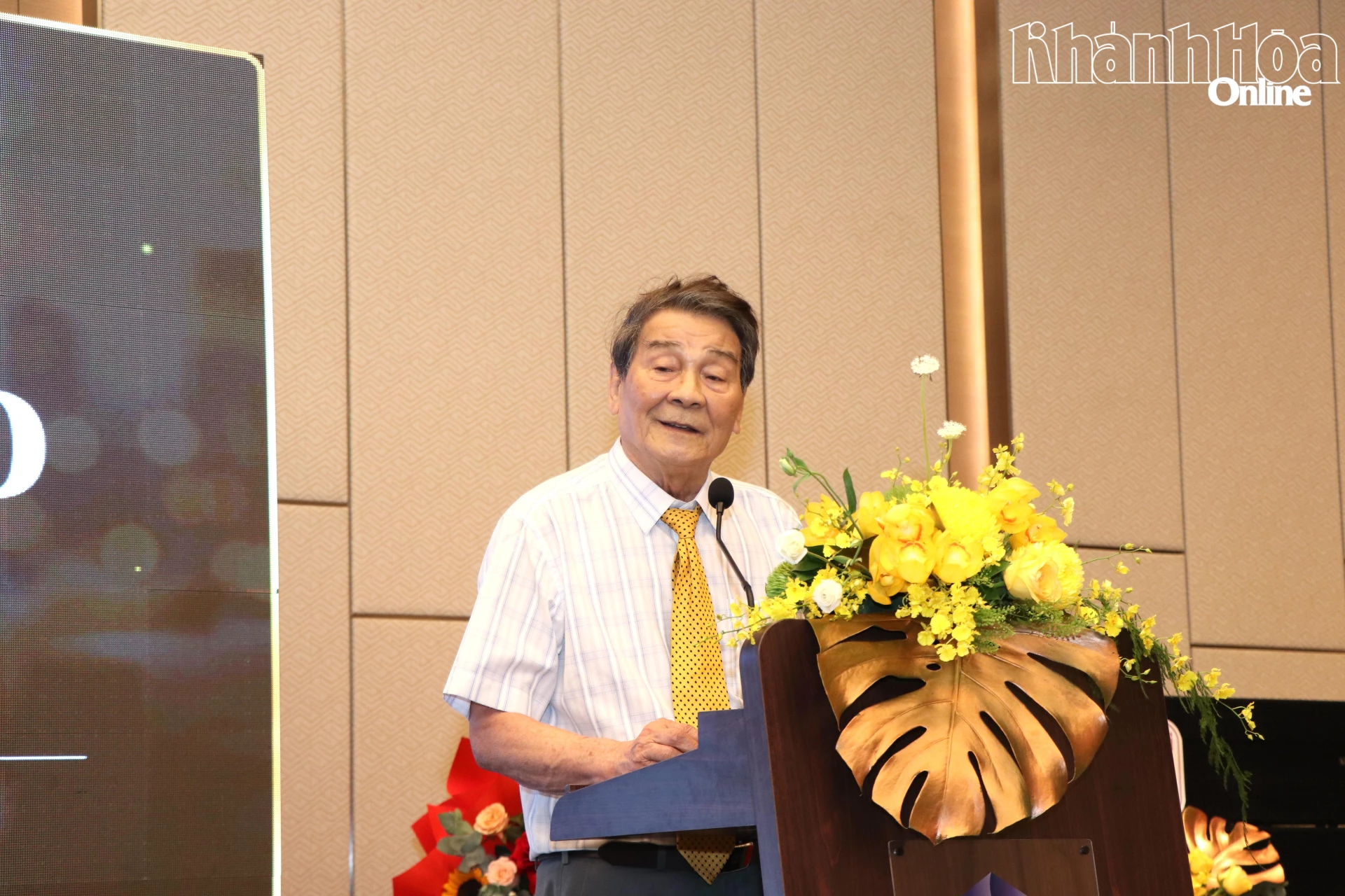 Đồng chí Phạm Văn Chi - nguyên Phó Bí thư Tỉnh ủy, nguyên Chủ tịch UBND tỉnh, Chủ tịch Hội Trí thức tỉnh Khánh Hòa chia sẻ tại lễ ra mắt sách.