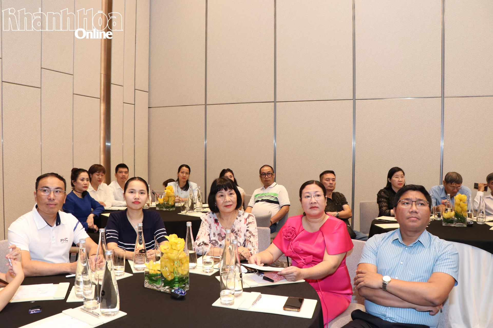 Các khách mời tham dự lễ ra mắt sách.