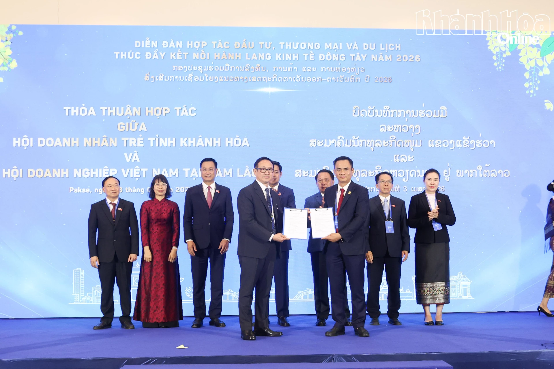 Ông Nguyễn Thanh Hải - Tổng Giám đốc Công ty Yến sào Khánh Hòa, Chủ tịch Hội Doanh nhân trẻ tỉnh Khánh Hòa trao Biên bản ghi nhớ hợp tác với Hội Doanh nghiệp Việt Nam tại Nam Lào.