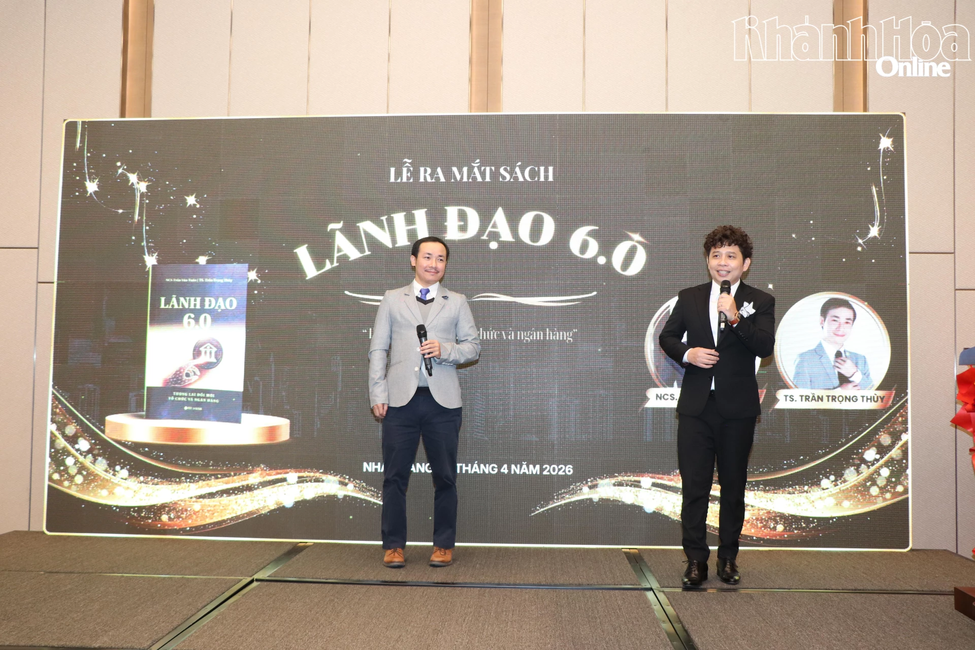 Nhóm tác giả giao lưu với độc giả.