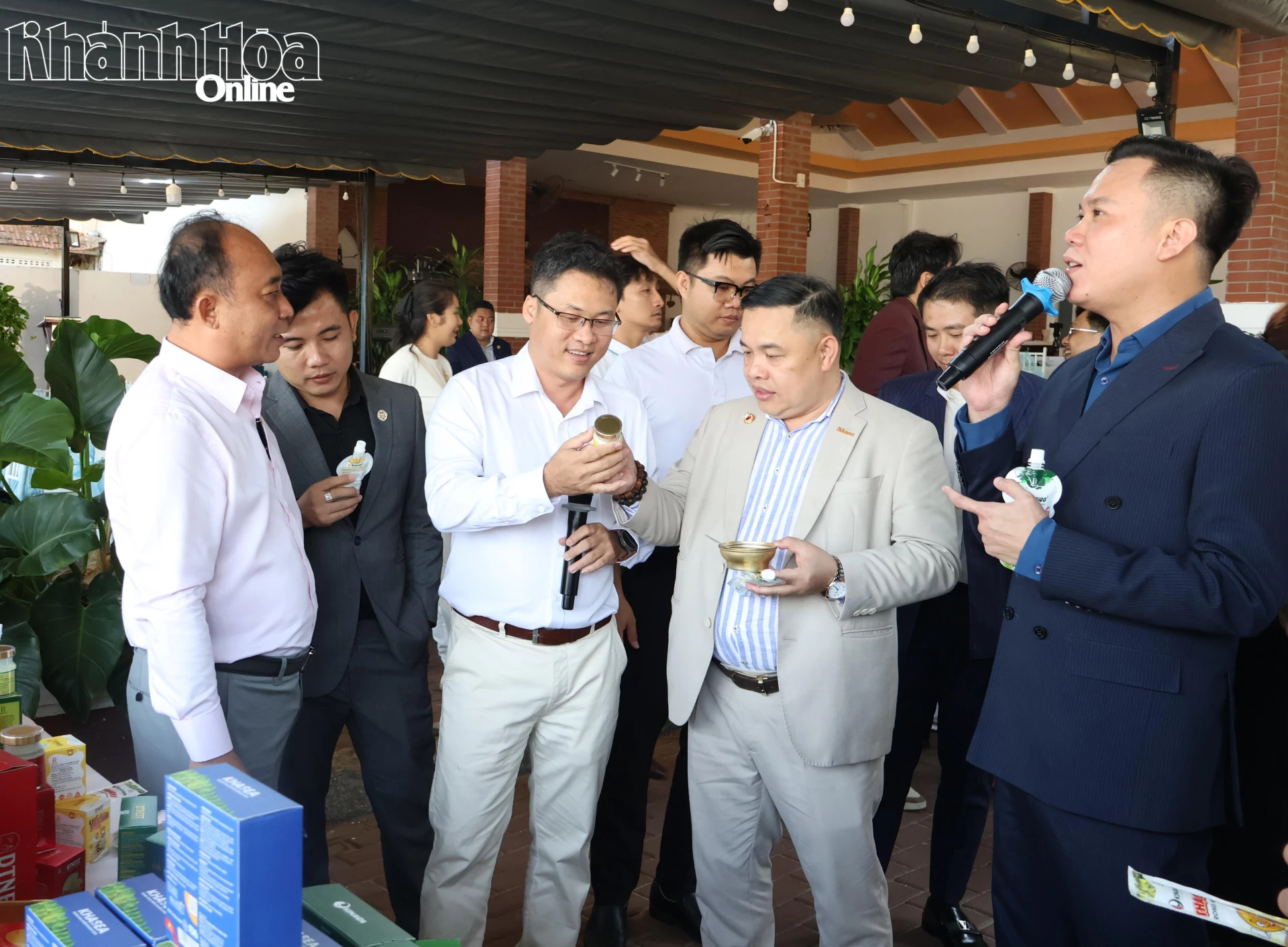 Các đại biểu đã tham quan các gian hàng.