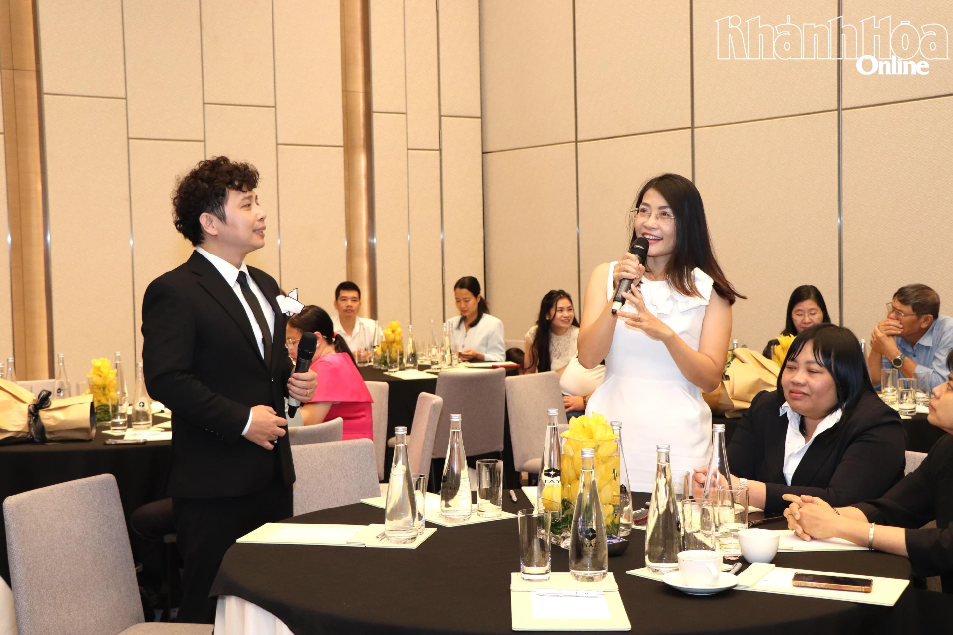 Nghiên cứu sinh Trần Văn Tuấn giao lưu với độc giả.