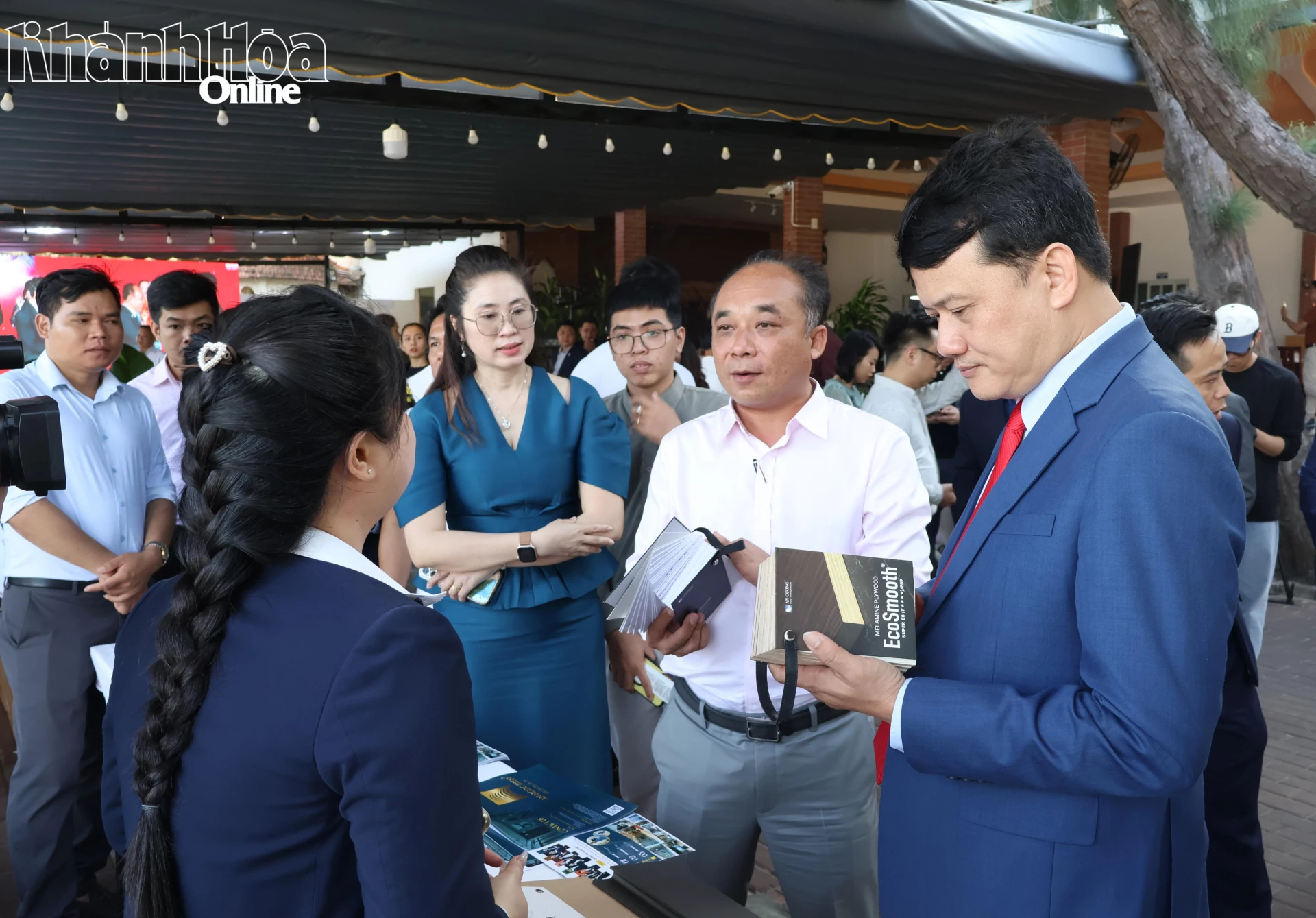 Các đại biểu đã tham quan các gian hàng