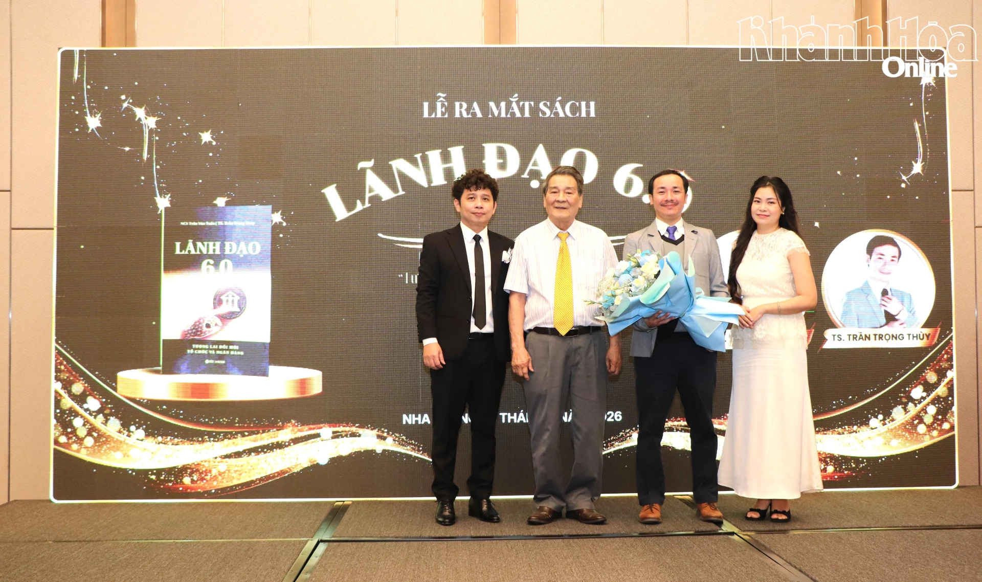 Nhà phát hành sách tặng hoa chúc mừng nhóm tác giả sách “Lãnh đạo 6.0 - Tương lai đổi mới tổ chức và ngân hàng”. 