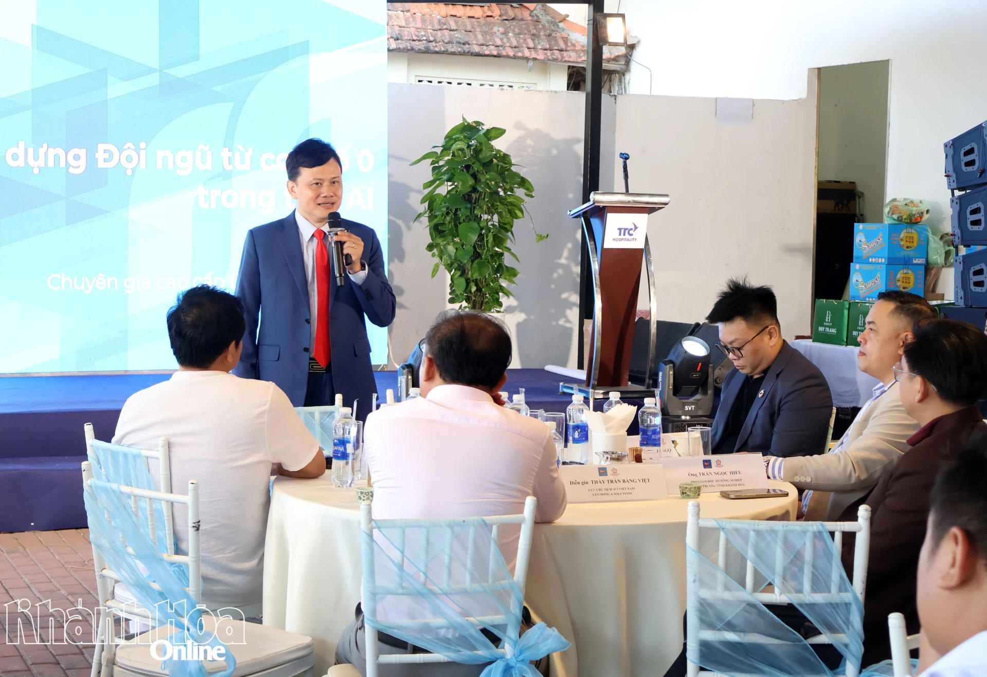 Chuyên gia tư vấn chiến lược chia sẻ tại talkshow.