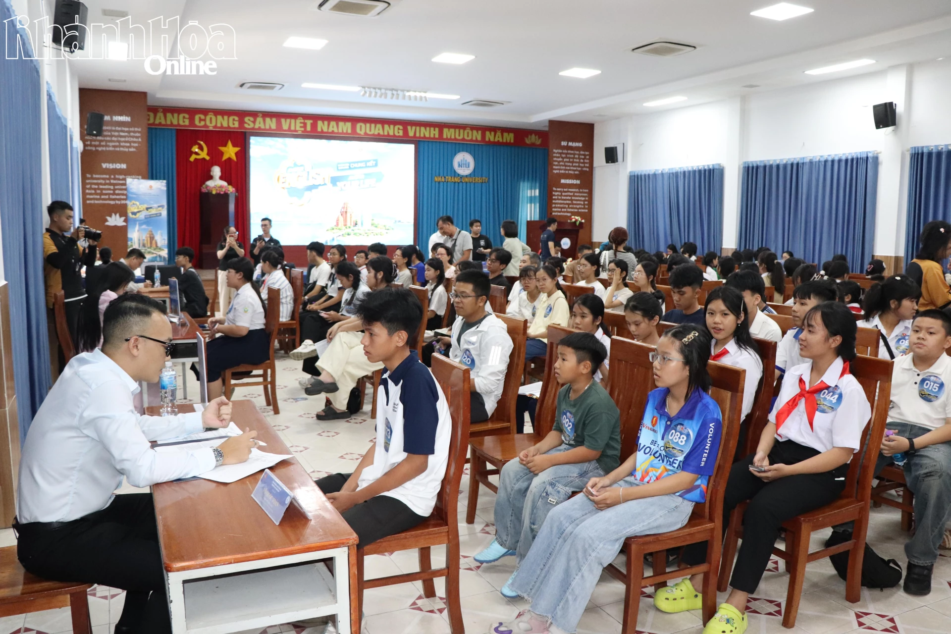 Các thí sinh hào hứng tham gia phần thi thuyết trình theo chủ đề.