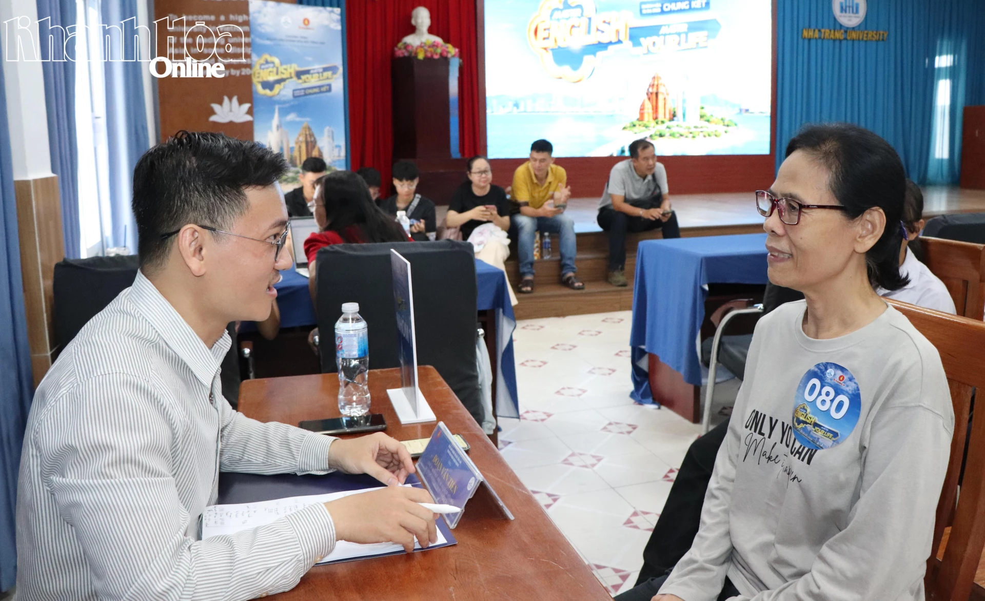 Bà Lê Thuý Nga (67 tuổi, thành viên Câu lạc bộ tiếng Anh phường Nha Trang) tham gia Vòng Chung kết cuộc thi “Master English Master Your Life”. 