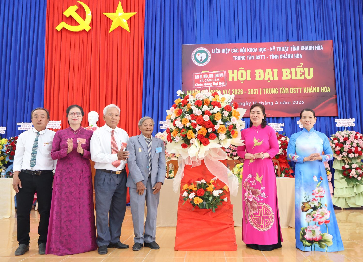 Lãnh đạo xã Cam Lâm tặng hoa chúc mừng đại hội.