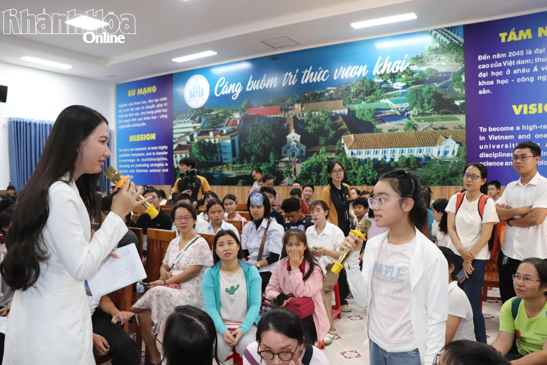 Sôi động phần chơi dành cho cổ động viên.