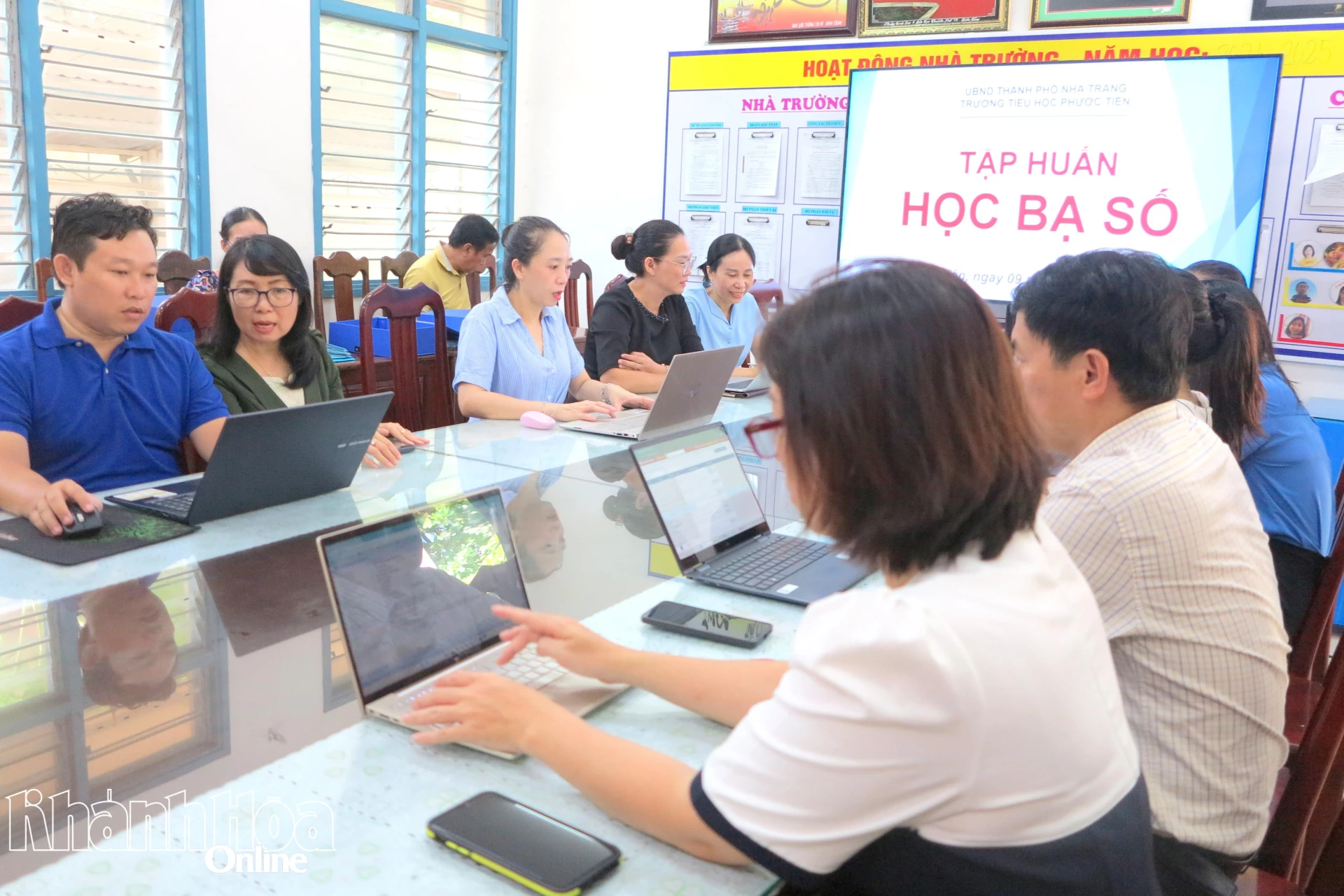 Tập huấn triển khai học bạ số tại Trường Tiểu học Phước Tiến (phường Nha Trang).
