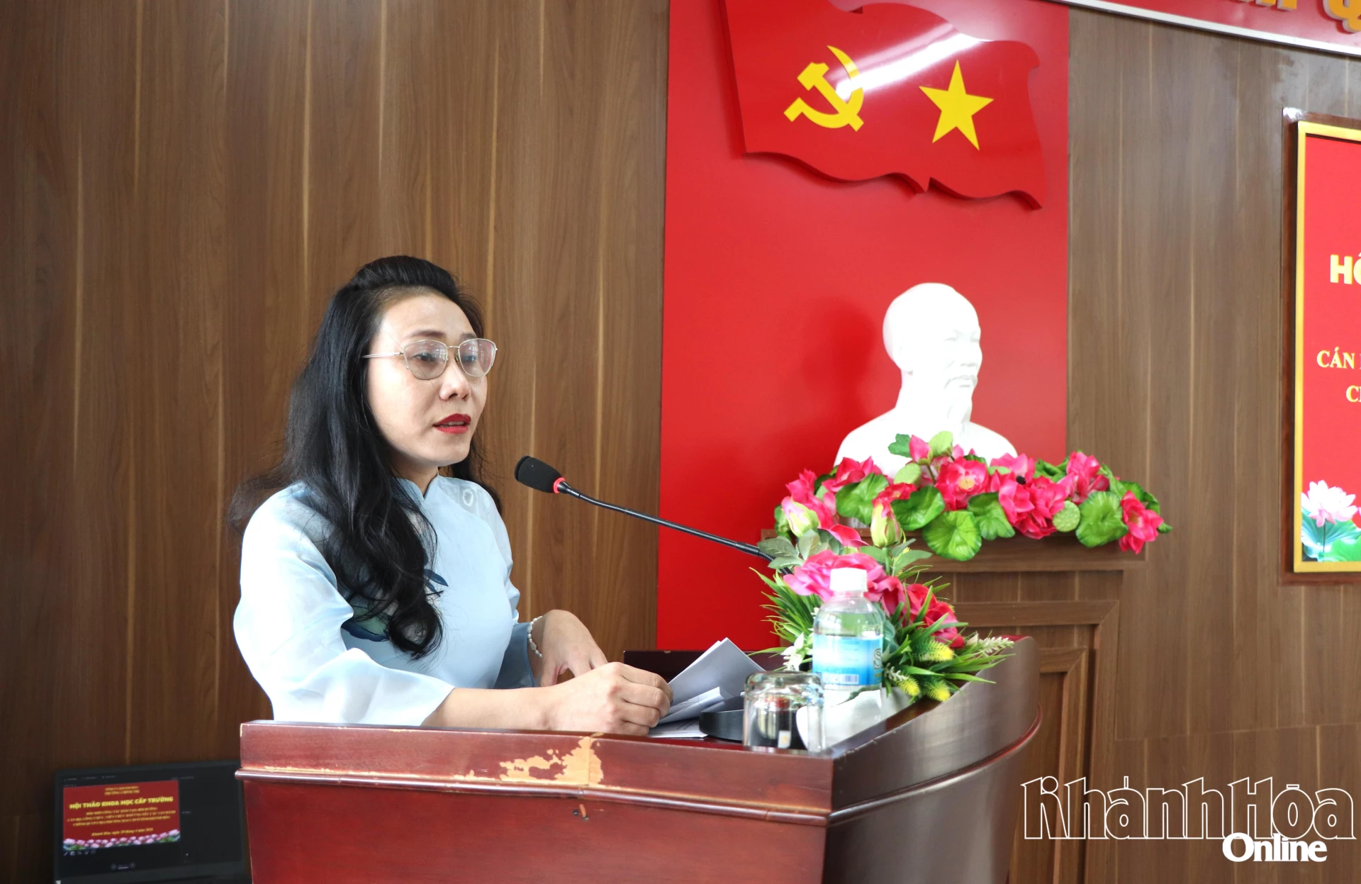 Thạc sĩ Nguyễn Thị Thanh Huyền - Phó Hiệu trưởng Trường Chính trị tỉnh phát biểu tại hội thảo.