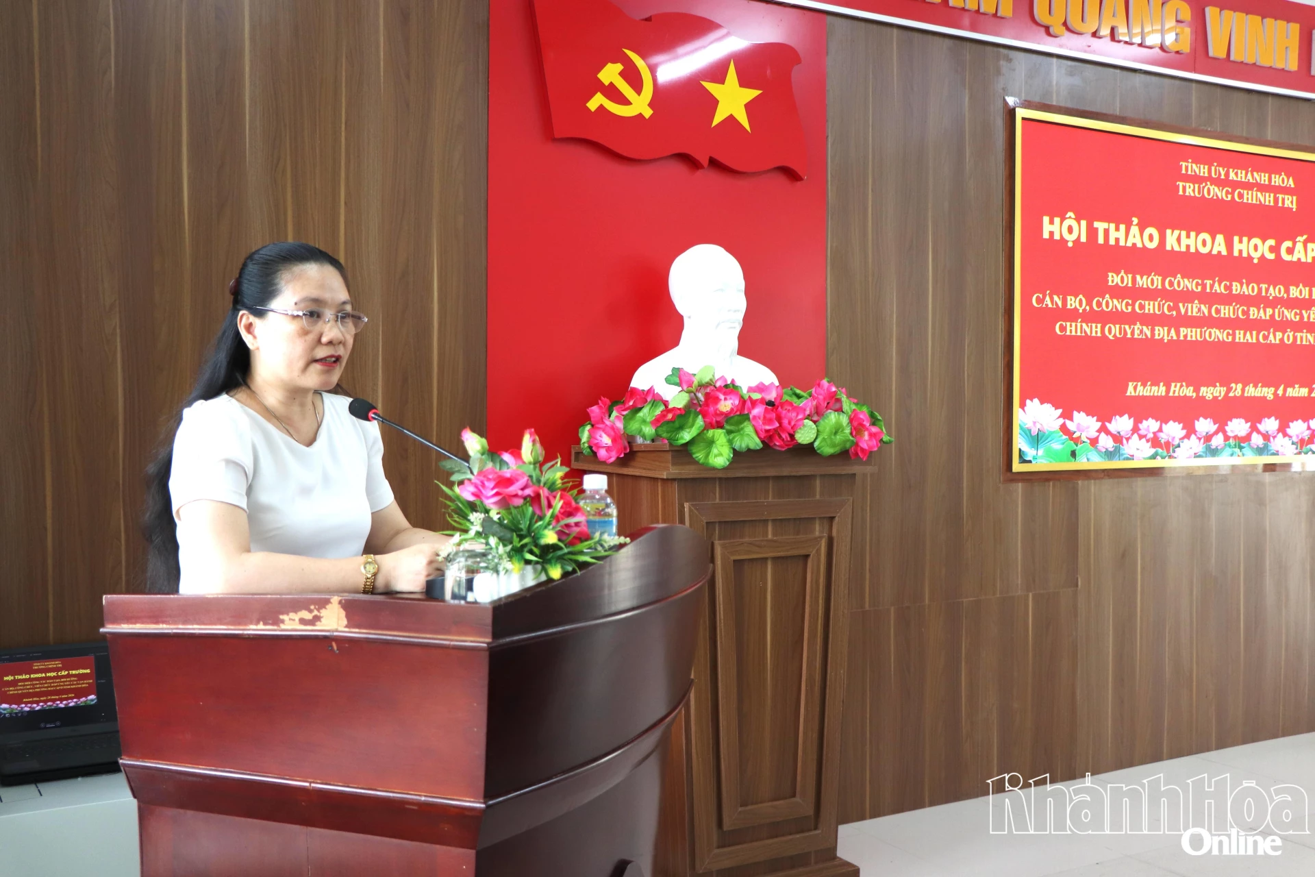 Đồng chí Lê Vinh Liên Trang - Phó Trưởng Ban Tuyên giáo và Dân vận Tỉnh ủy phát biểu tham luận tại hội thảo.