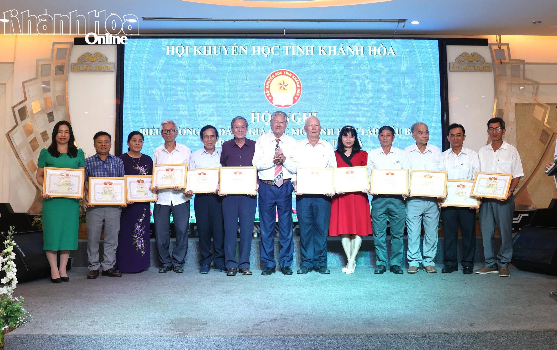 Lãnh đạo Hội Khuyến học tỉnh trao giấy khen cho các tập thể, cá nhân.