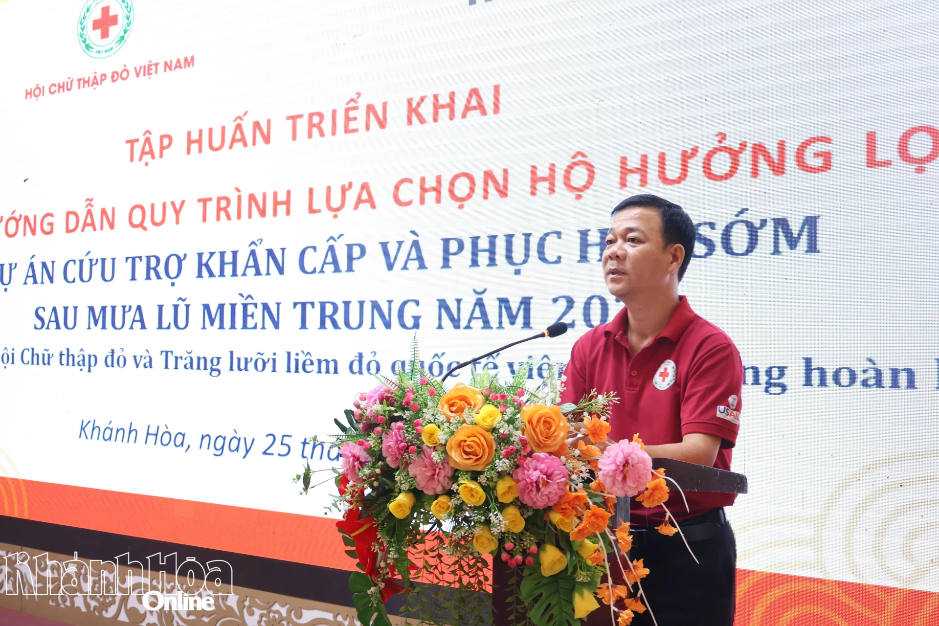 Lãnh đạo Hội Chữ thập đỏ tỉnh Khánh Hòa phát biểu khai mạc lớp tập huấn.
