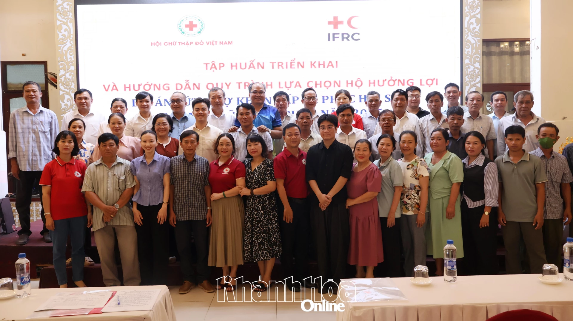 Đại biểu và học viên chụp hình lưu niệm.