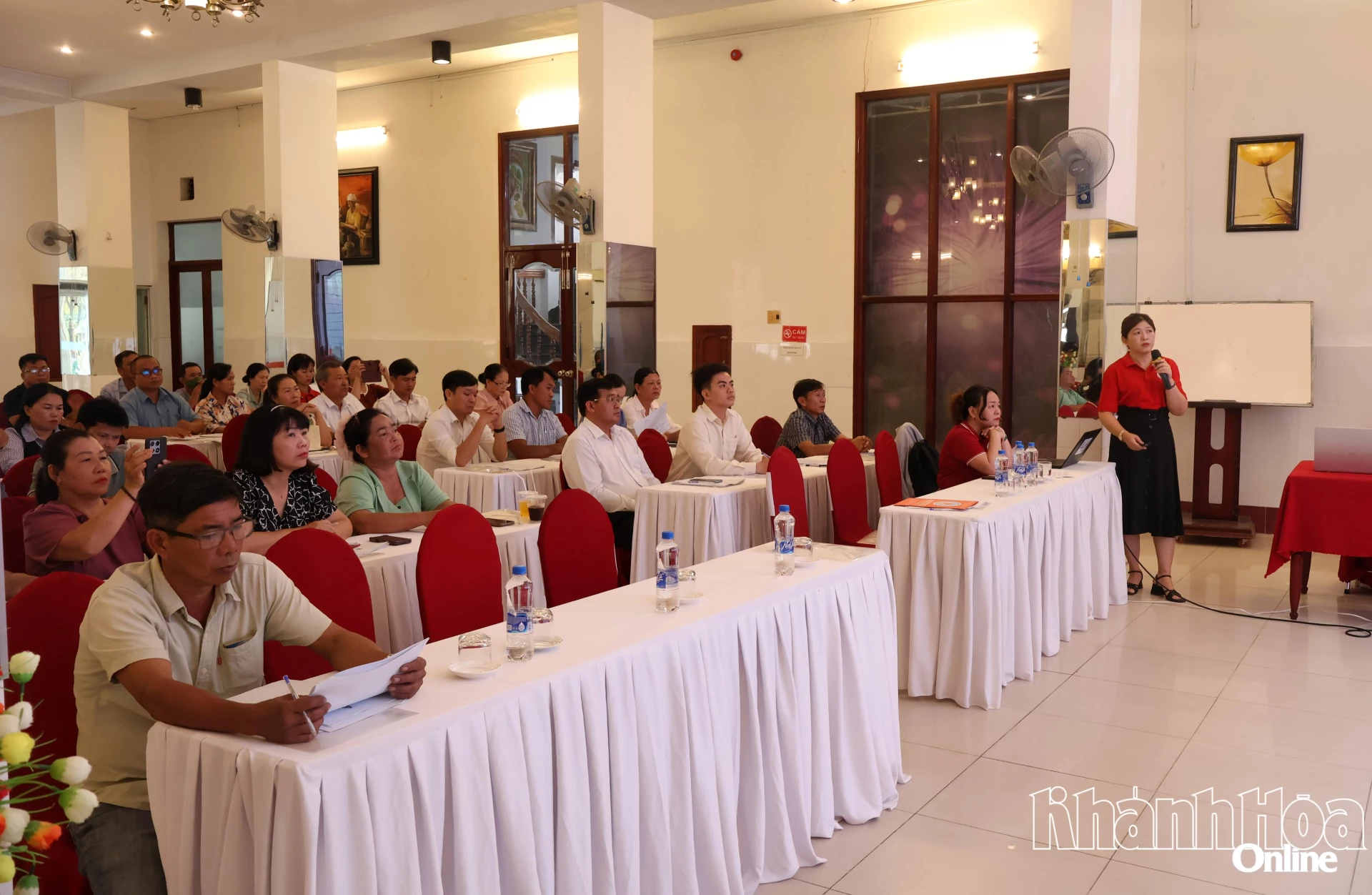 Tập huấn viên giới thiệu thông tin chung về dự án.