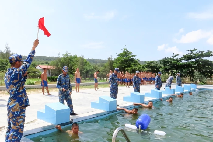 Vùng 4 Hải quân kiểm tra bơi đối với chiến sĩ mới năm 2026