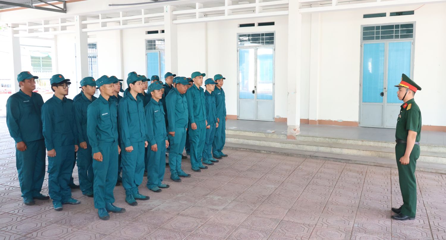 - Lực lượng dân quân cơ động xã tham gia huấn luyện đội ngũ.