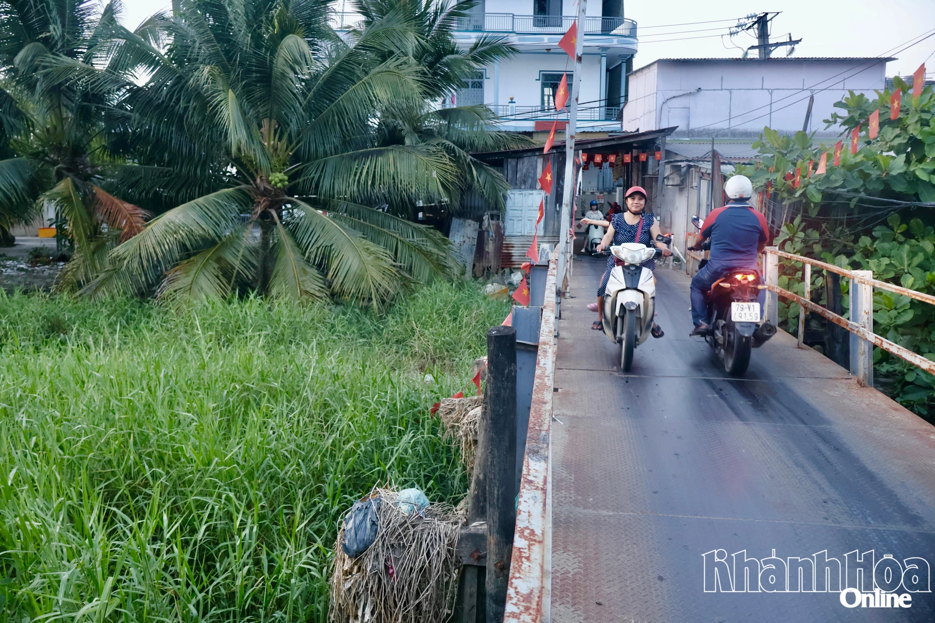 Khu vực sông Kim Bồng nơi có nhiều phương tiện lưu thông mỗi ngày.