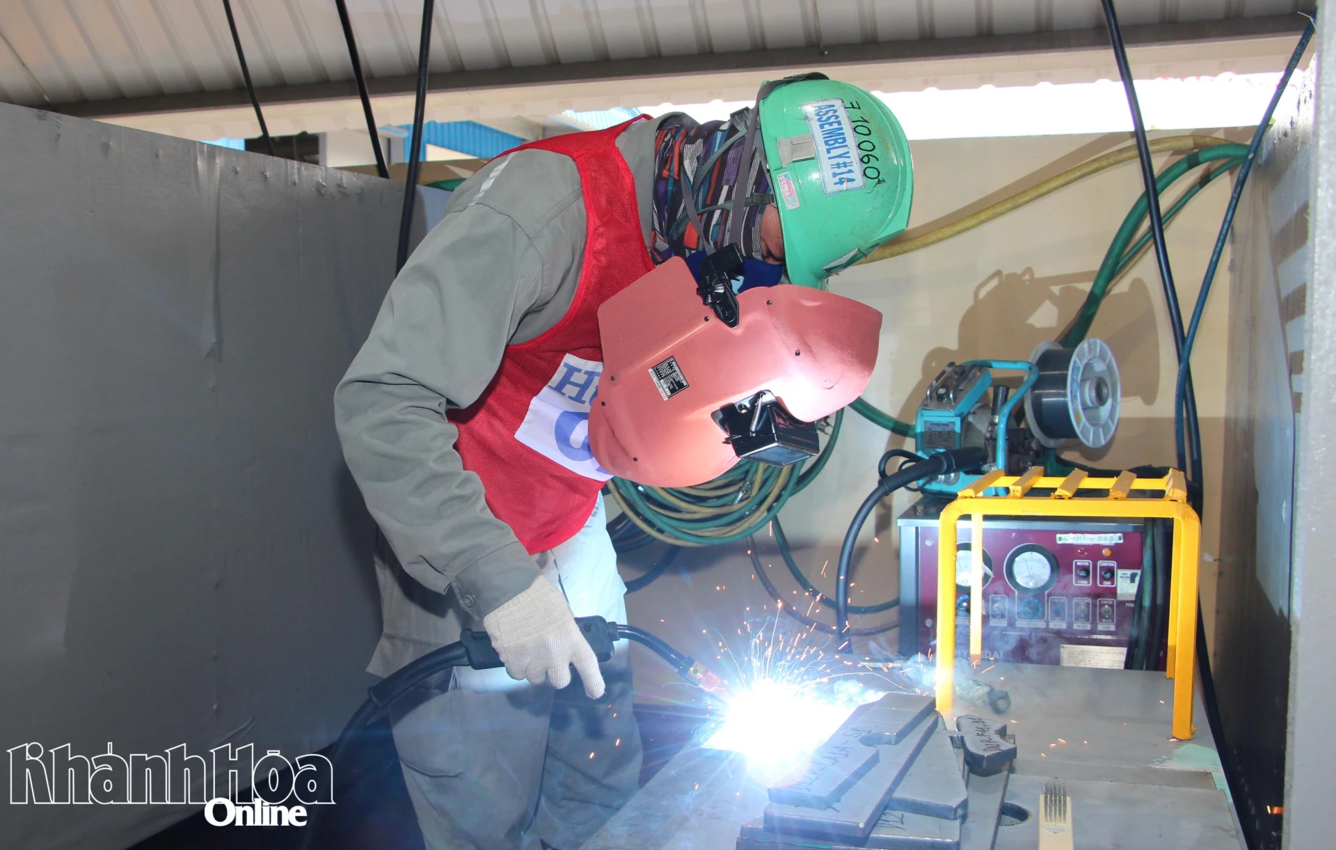 Công nhân Công ty TNHH Đóng tàu HD Hyundai Việt Nam được trang bị bảo hộ lao động bảo đảm quy định.