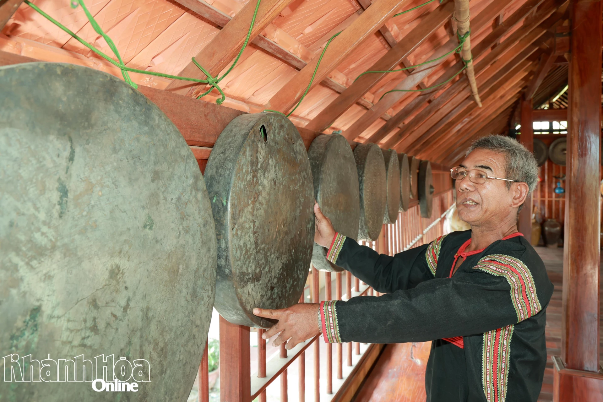 Nghệ nhân 
Y Hy bên bộ 
chiêng đồng 
có giá trị cao.