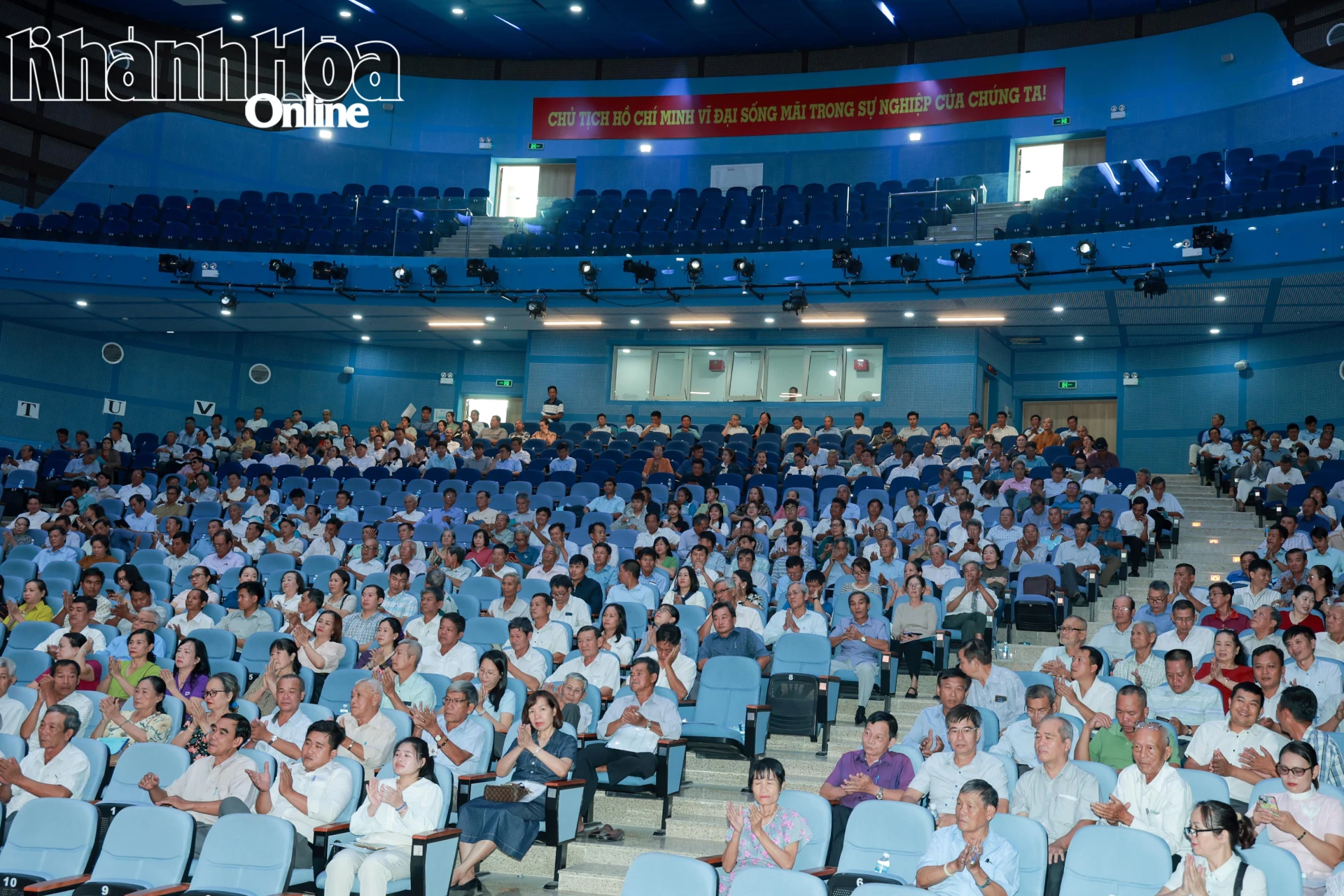 Các học viên tham gia lớp tập huấn diễn ra ở phường Tây Nha Trang.