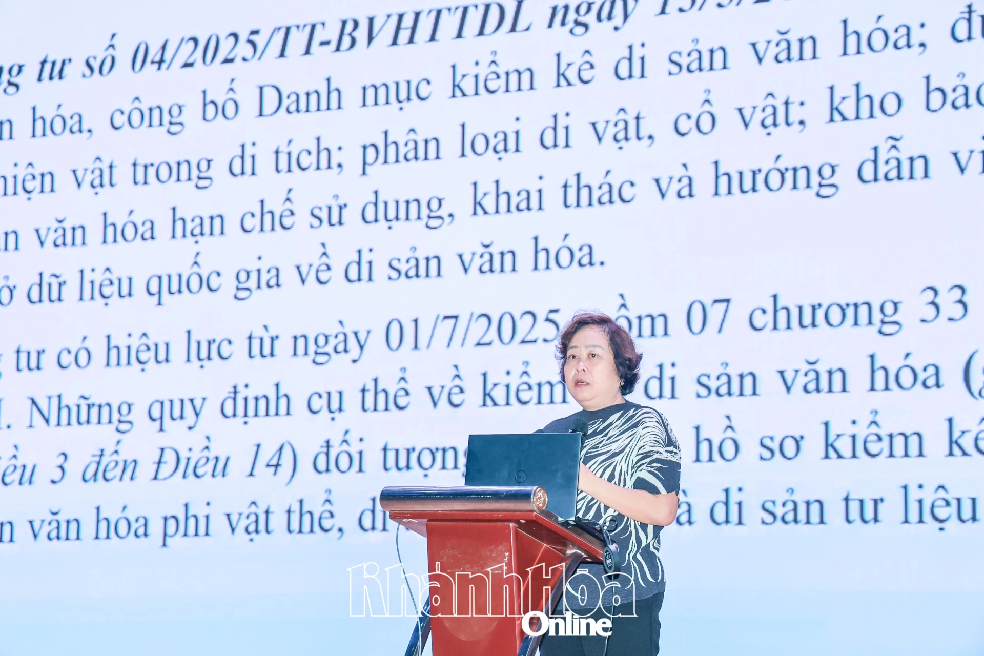 Tiến sĩ Phạm Thị Khánh Ngân – Phó Trưởng Phòng Quản lý Bảo tàng và Di sản tư liệu (Cục Di sản Văn hóa) truyền đạt kiến thức tại lớp tập huấn.

