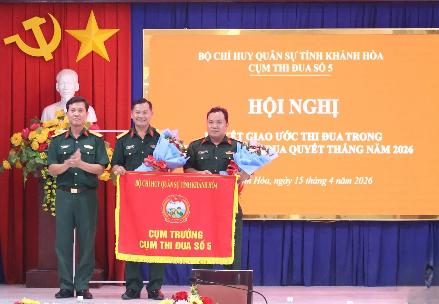 Thượng tá Huỳnh Văn Toàn – Uỷ viên Ban Thường vụ Đảng uỷ Quân sự, Phó Chỉ huy trưởng, kiêm Tham mưu trưởng, Bộ Chỉ huy quân sự tỉnh Khánh Hoà trao cờ thi đua và tặng hoa cho đơn vị Cụm trưởng và Cụm phó Cụm thi đua số 5 năm 2026.