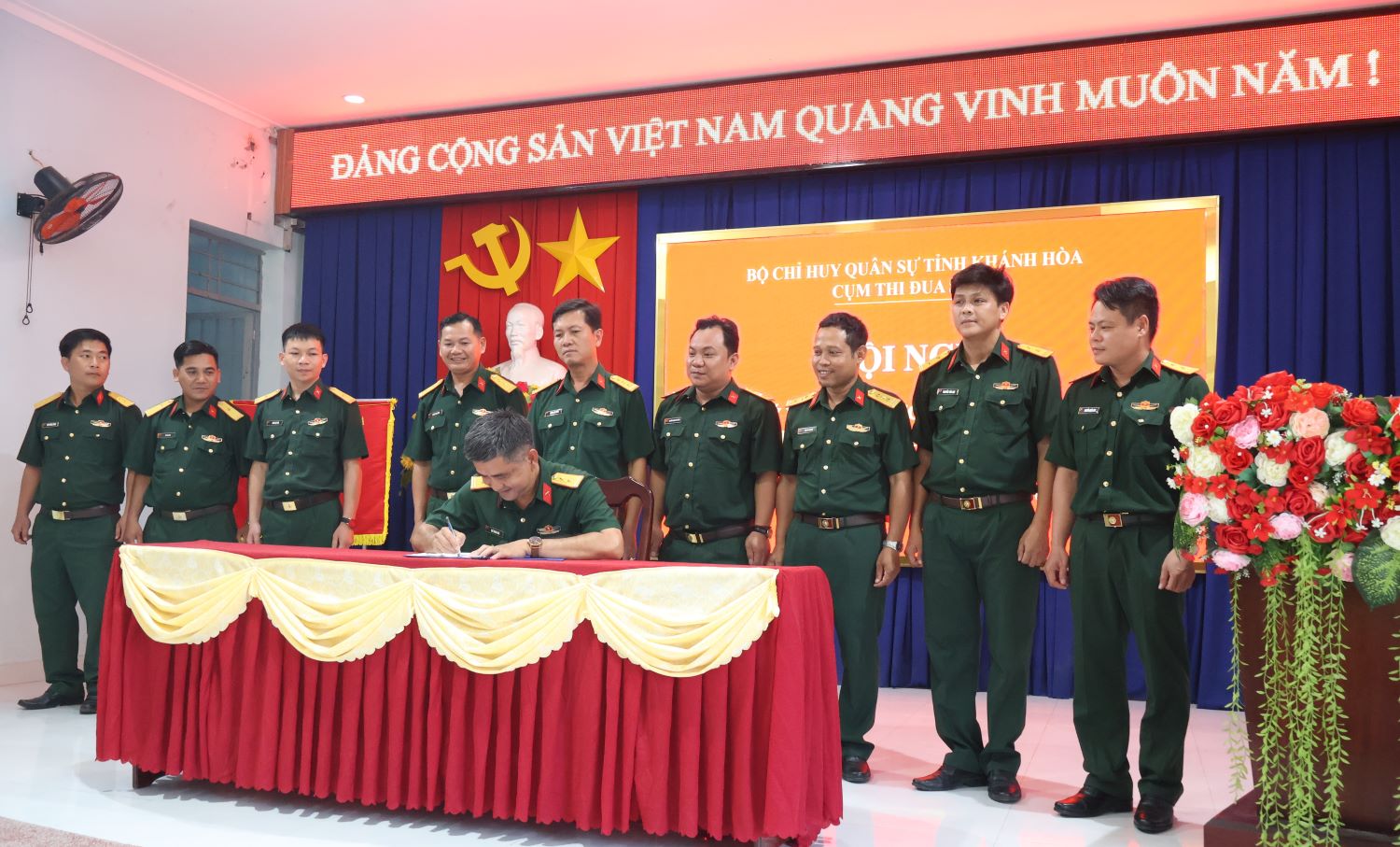 Các đơn vị ký kết giao ước thi đua.