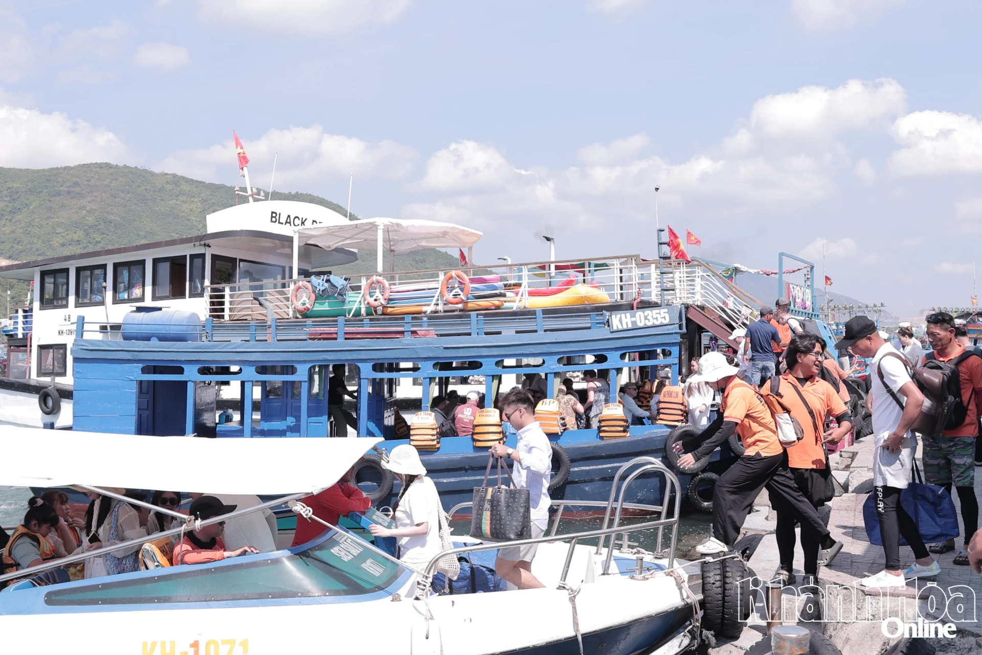 Du khách tham quan vịnh Nha Trang.