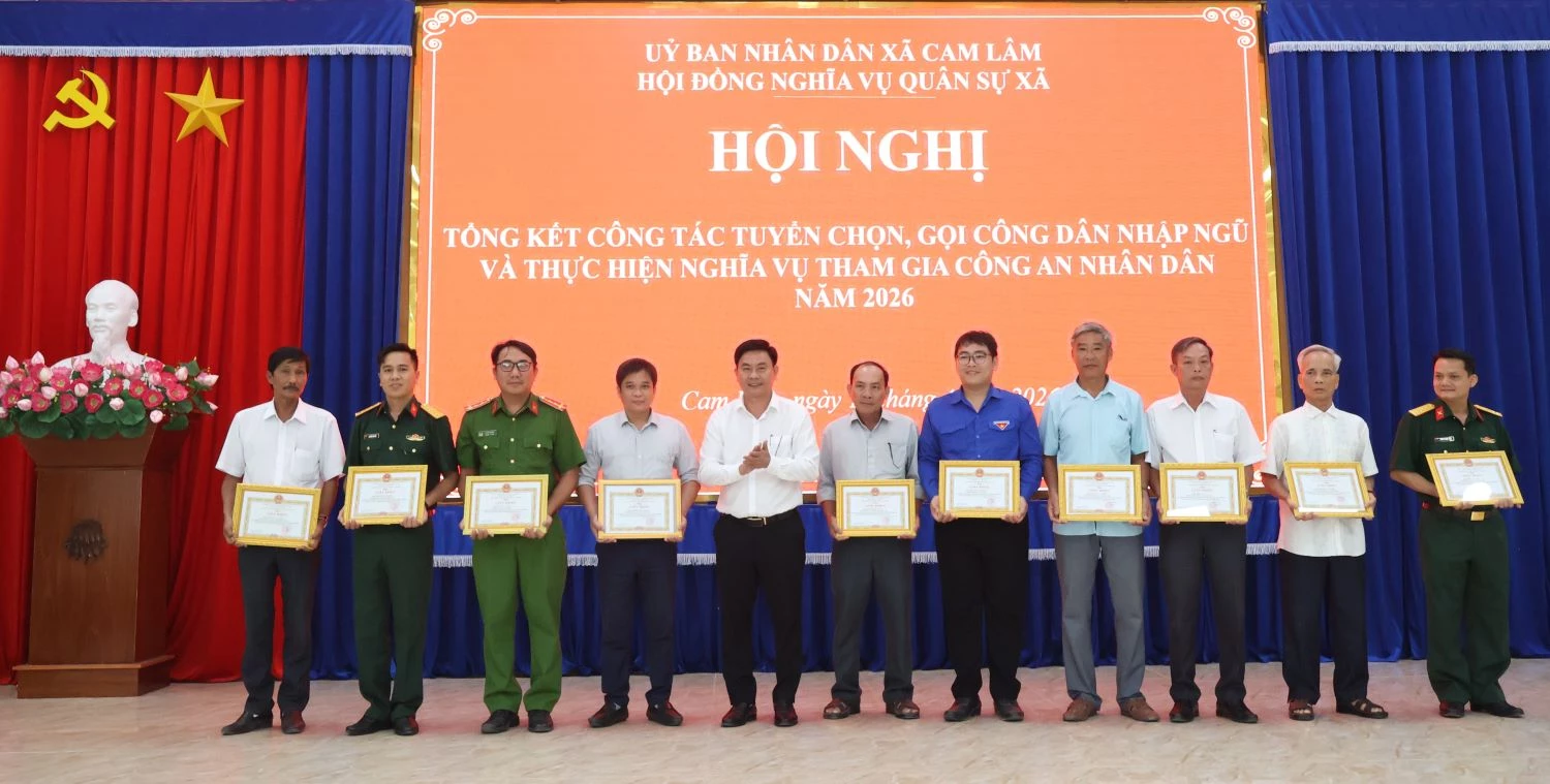 Lãnh đạo xã Cam Lâm trao giấy khen cho các cá nhân.