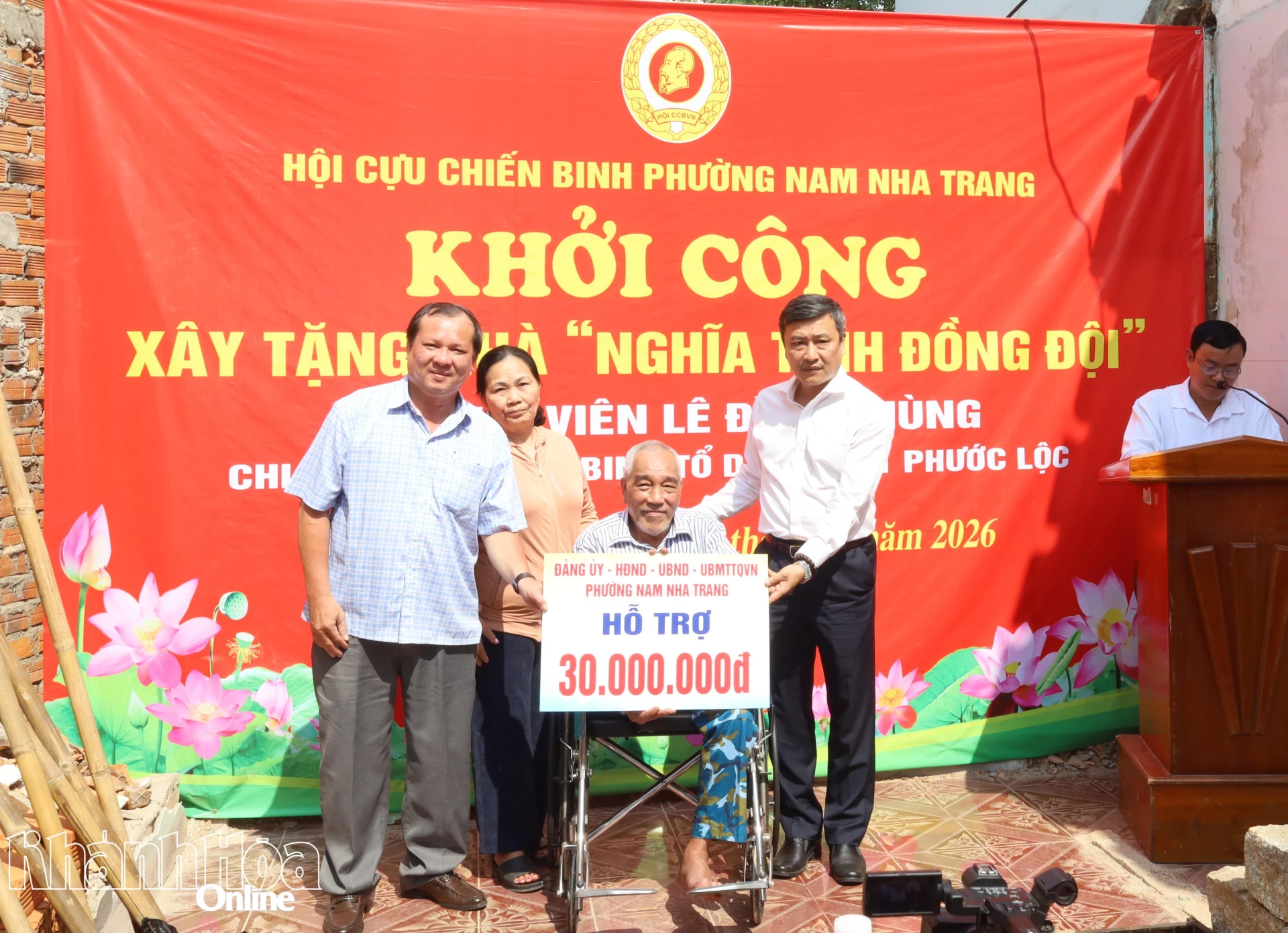 Lãnh đạo phường Nam Nha Trang trao bảng tượng trưng số tiền hỗ trợ cho gia đình.