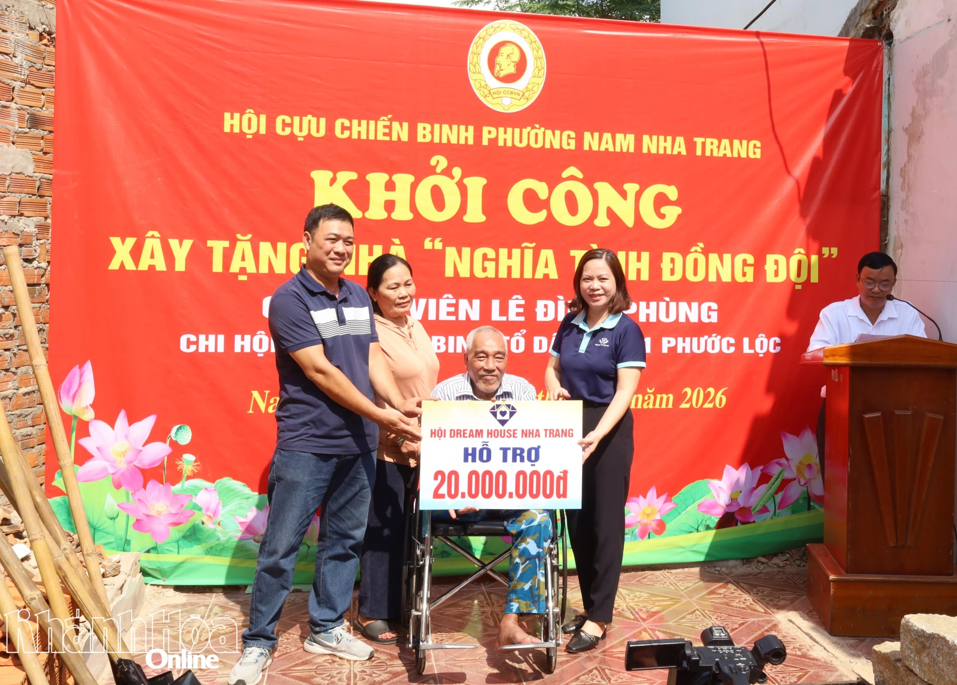 Đại diện các đơn vị, nhà hảo tâm trao bảng tượng trưng số tiền hỗ trợ cho gia đình.
