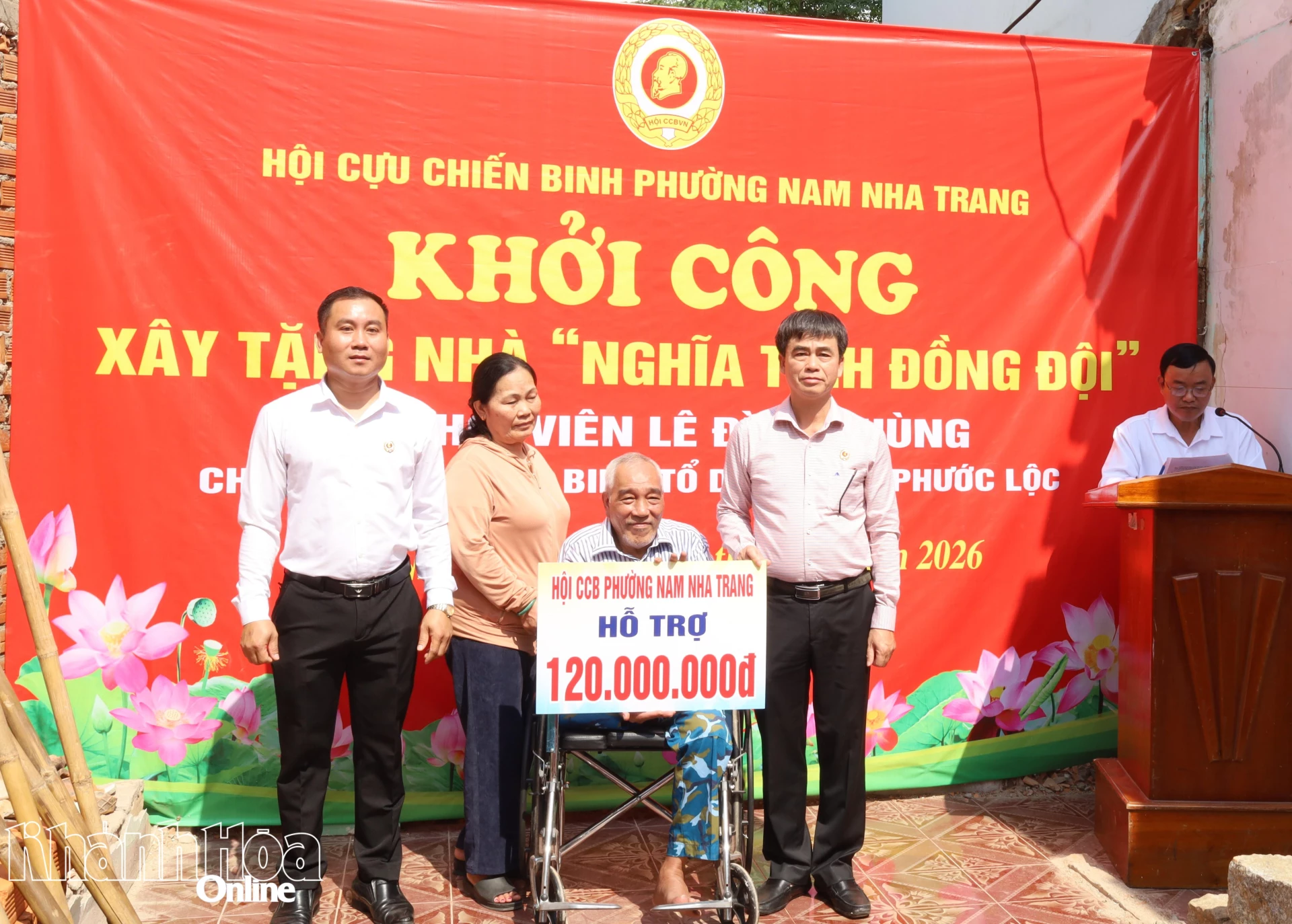 Lãnh đạo Hội Cựu chiến binh phường Nam Nha Trang trao bảng tượng trưng số tiền hỗ trợ cho gia đình.