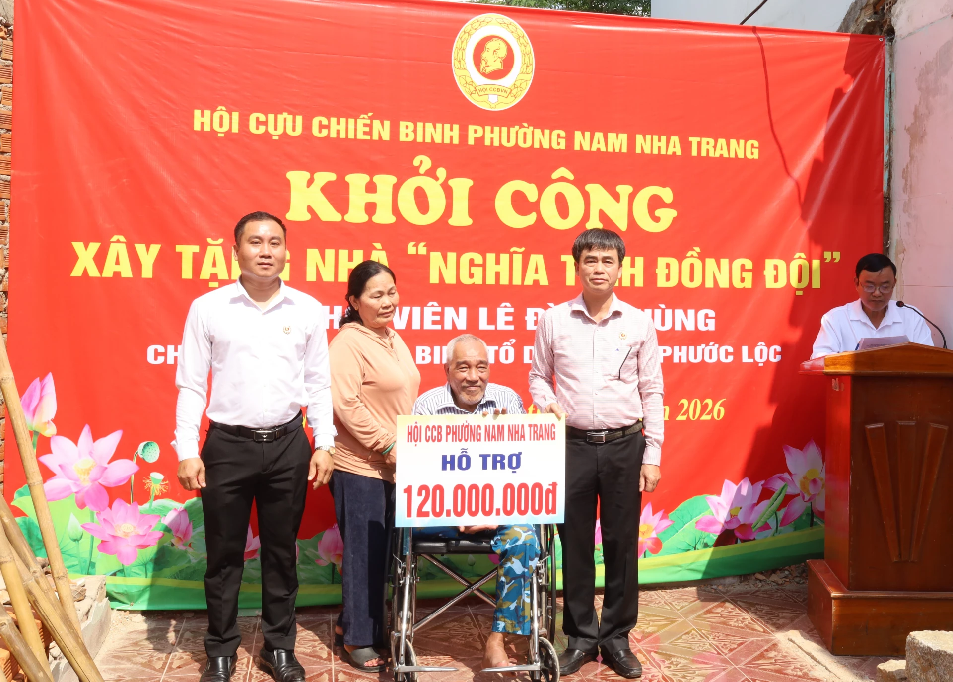 Lãnh đạo Hội Cựu chiến binh phường Nam Nha Trang trao bảng tượng trưng số tiền hỗ trợ cho gia đình.