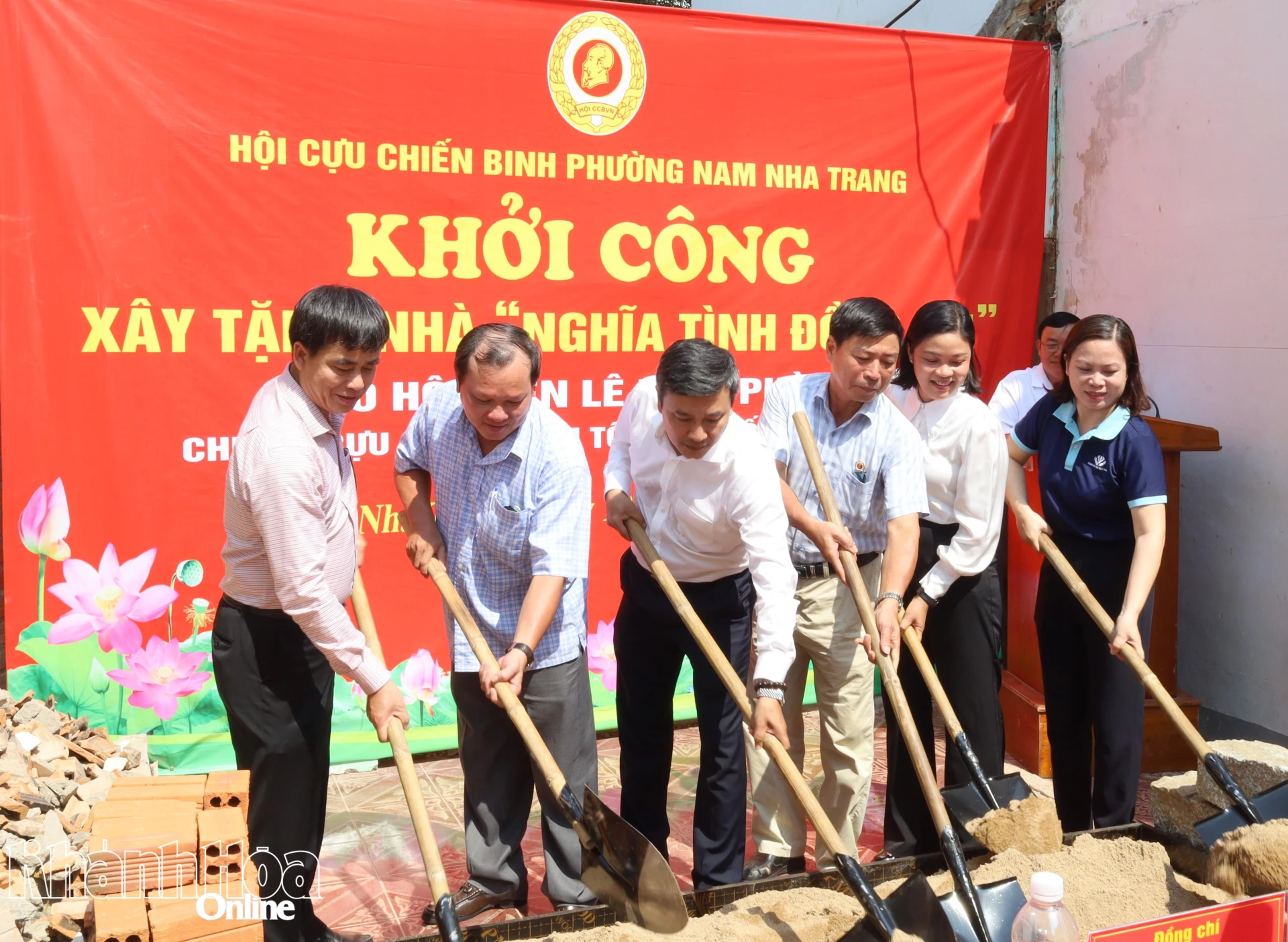 Các đại biểu thực hiện nghi thức động thổ xây dựng nhà.