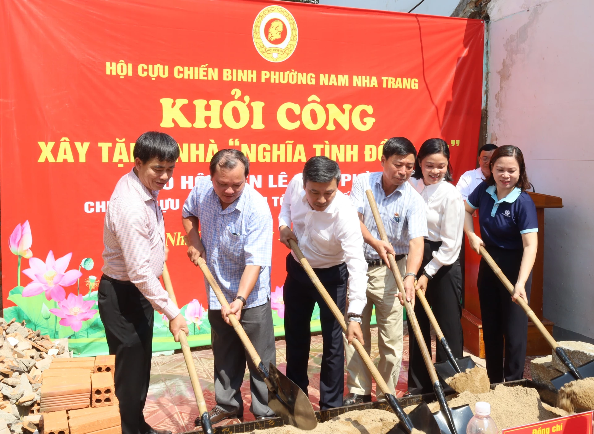 Các đại biểu thực hiện nghi thức động thổ xây dựng nhà.