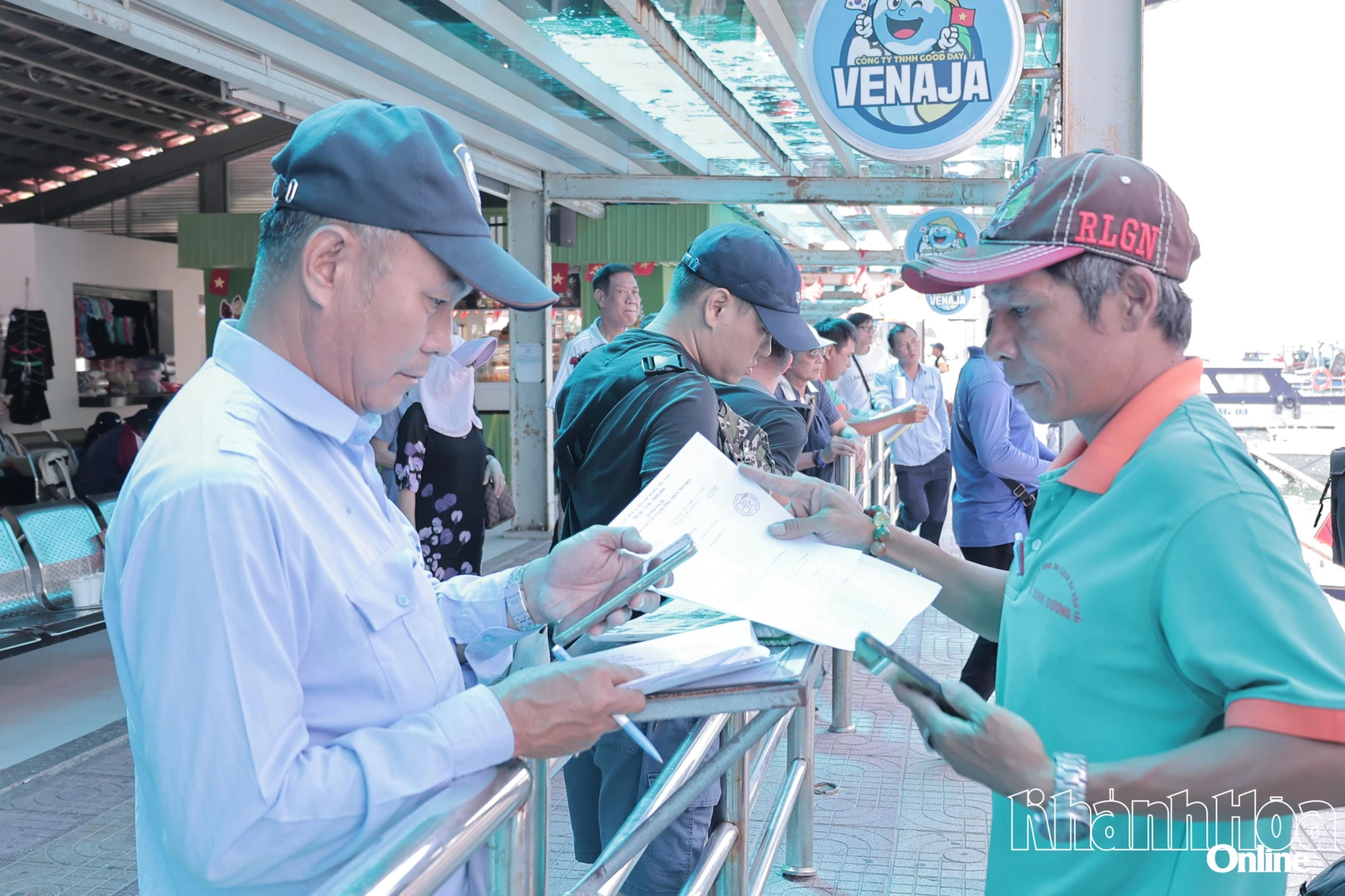 Nhân viên Ban Quản lý vịnh Nha Trang kiểm tra các khoản thu phí tham quan danh lam thắng cảnh vịnh Nha Trang trước khi cho tàu xuất bến.