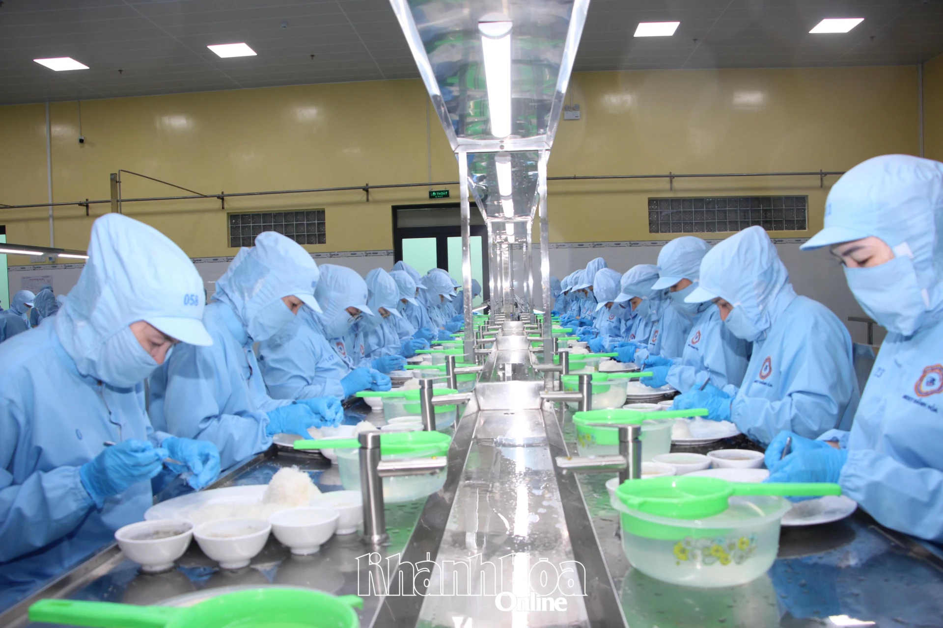 Công nhân Công ty TNHH Nhà nước Một thành viên Yến sào Khánh Hòa được trang bảo hộ lao động đạt chuẩn và đảm bảo việc làm, thu nhập ổn định.