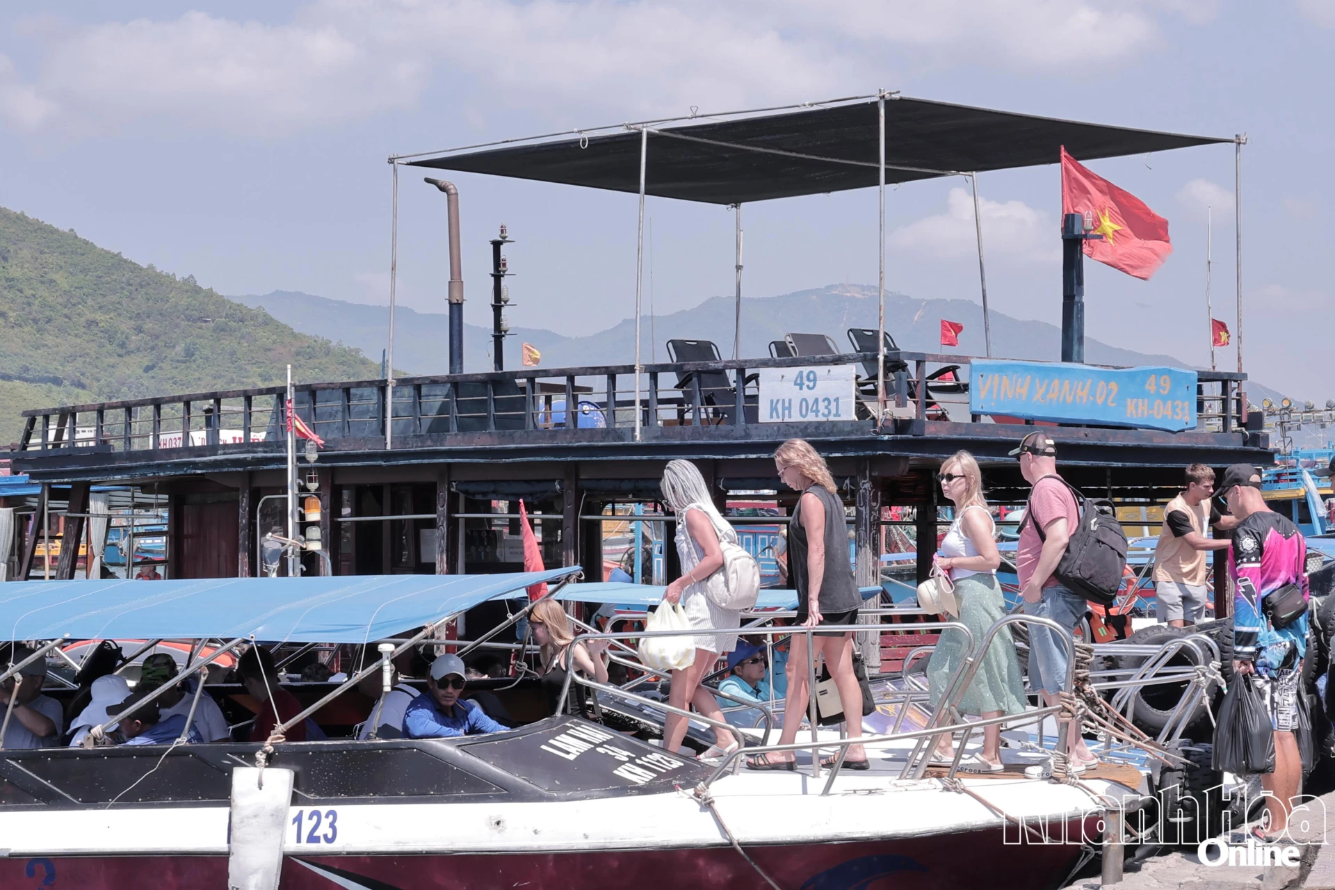 Du khách tham quan vịnh Nha Trang.