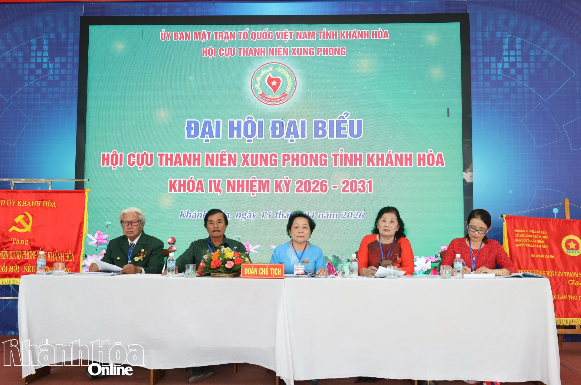 Đoàn chủ tịch điều hành đại hội.