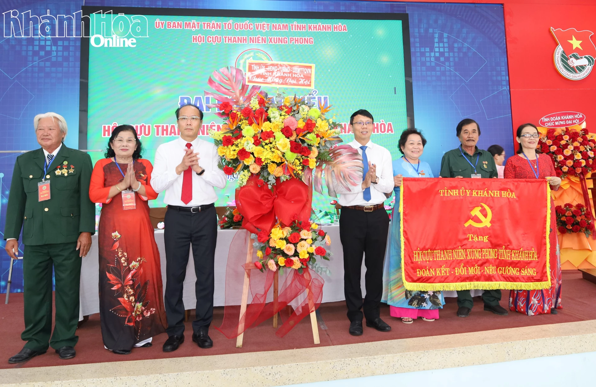 Đồng chí Nguyễn Khắc Hà và đồng chí Nguyễn Thanh Hà trao bức trướng và lẵng hoa tặng đại hội.