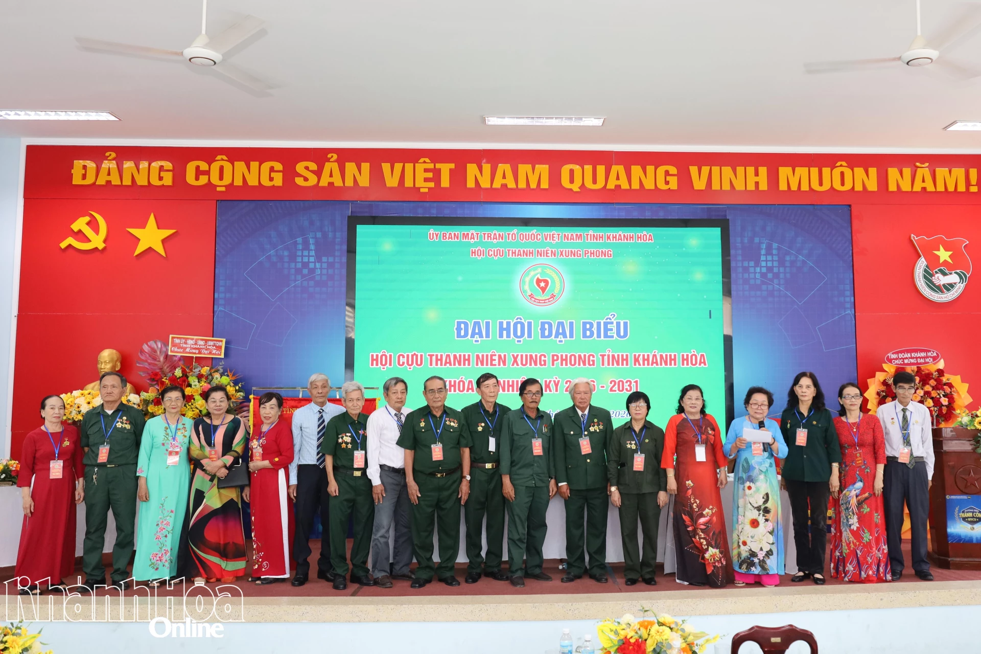 Các nhân sự được giới thiệu tham gia Ban Chấp hành Hội Cựu thanh niên xung phong tỉnh nhiệm kỳ mới ra mắt đại hội.