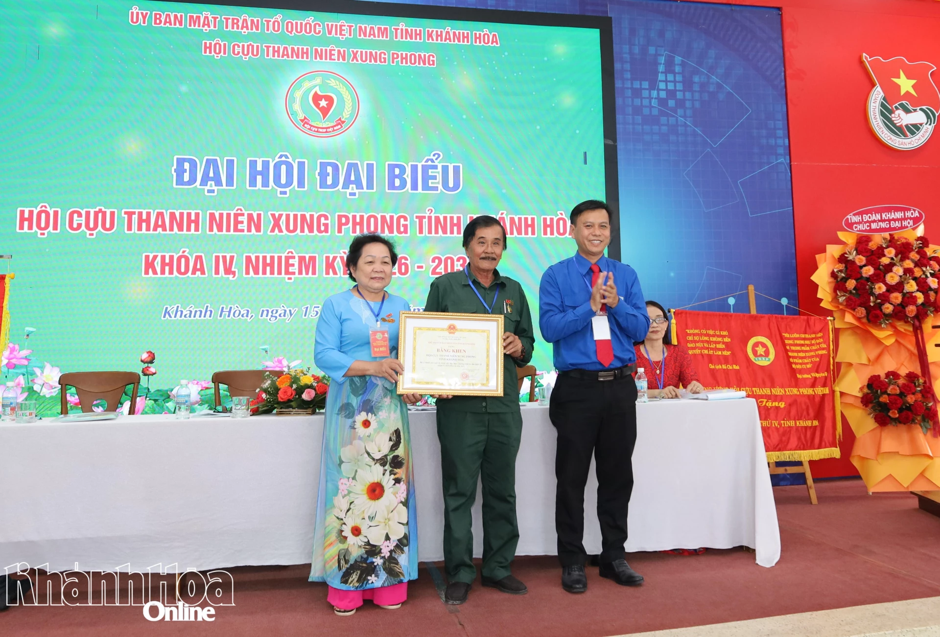 Tập thể Hội Cựu thanh niên xung phong tỉnh nhận bằng khen của UBND tỉnh.