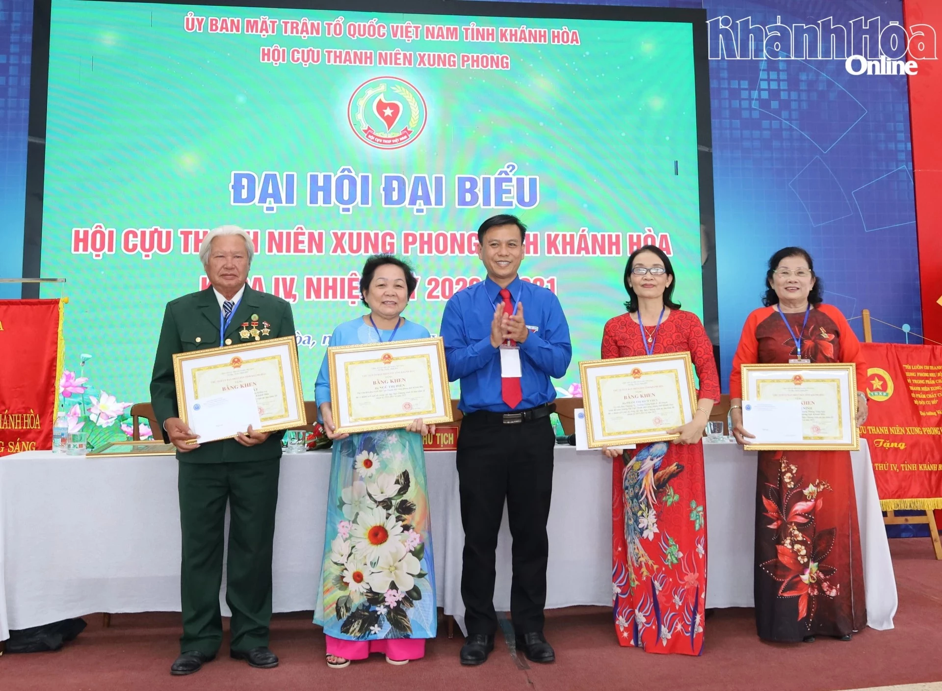 Các cá nhân nhận bằng khen của UBND tỉnh.