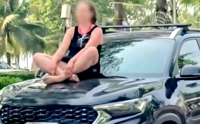 Xác minh trường hợp nữ du khách nước ngoài ngồi trên nắp ca pô xe ô tô
